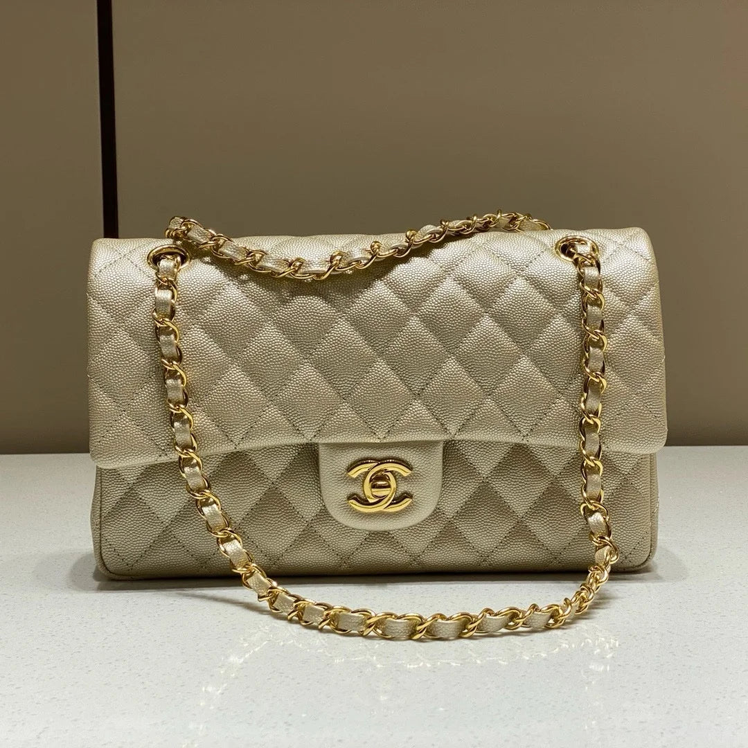 Chanel Flap Orta Boy Çanta Havyar Deri 2024 Bej - Glimmer of Luxury