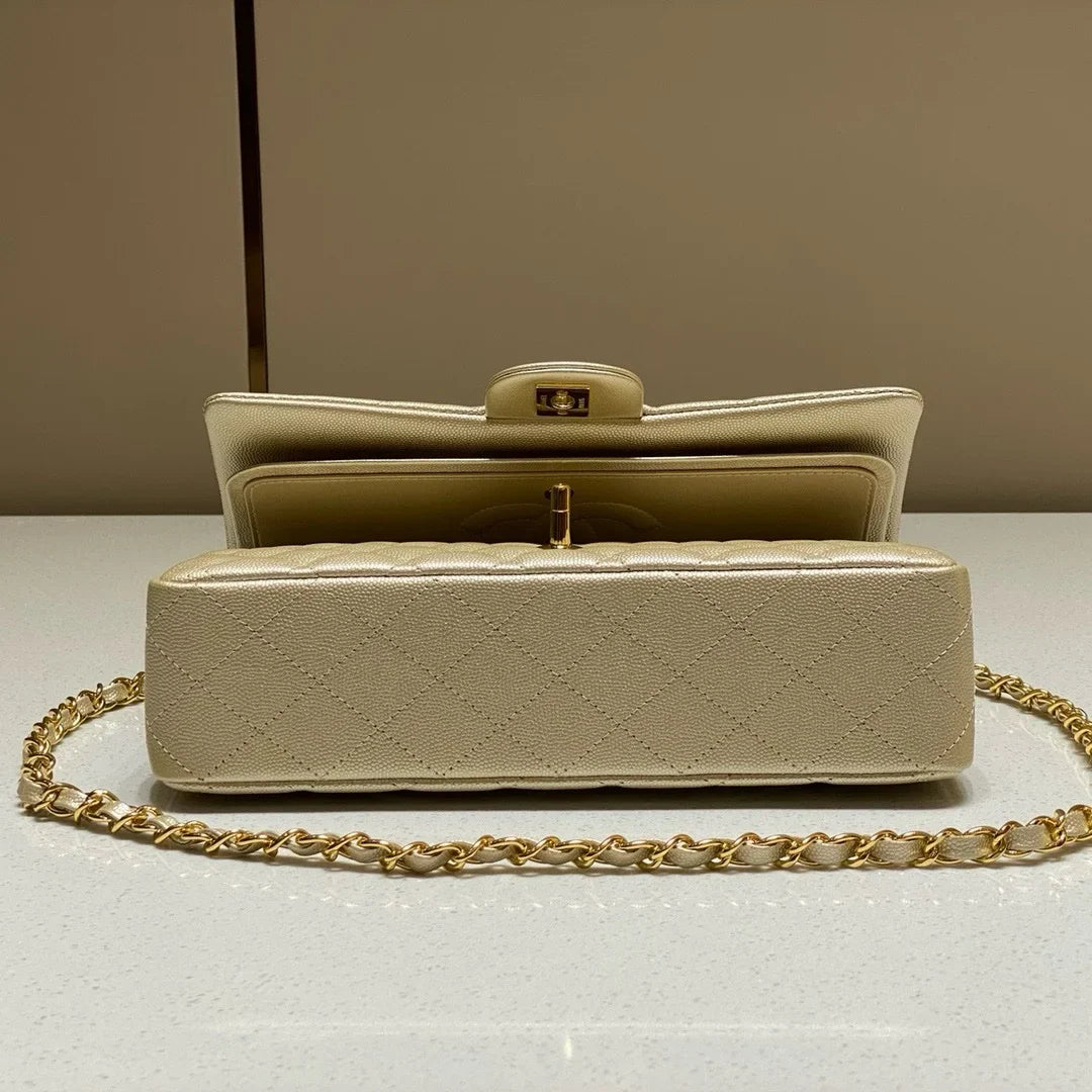 Chanel Flap Orta Boy Çanta Havyar Deri 2024 Bej - Glimmer of Luxury