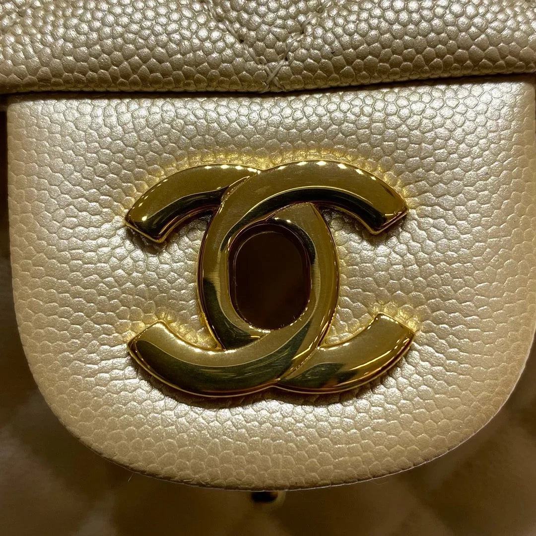 Chanel Flap Orta Boy Çanta Havyar Deri 2024 Bej - Glimmer of Luxury