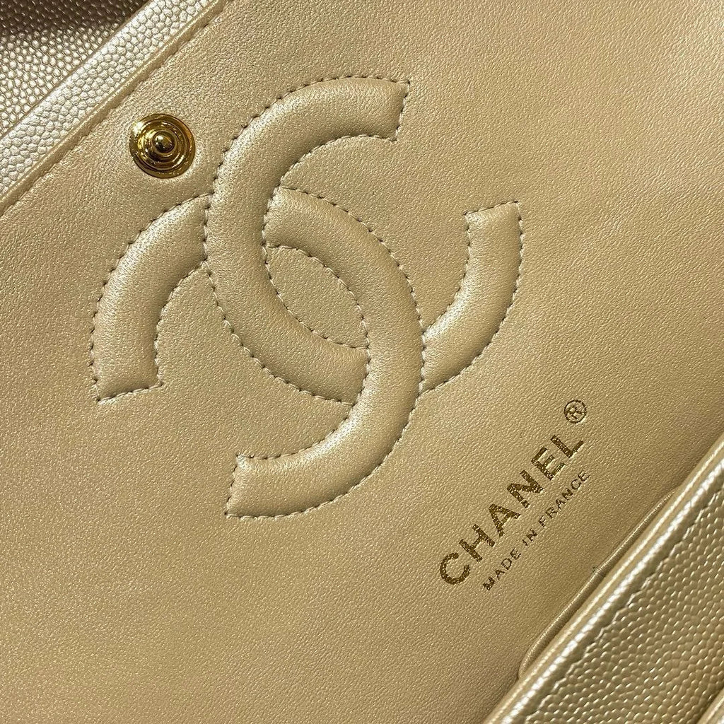 Chanel Flap Orta Boy Çanta Havyar Deri 2024 Bej - Glimmer of Luxury