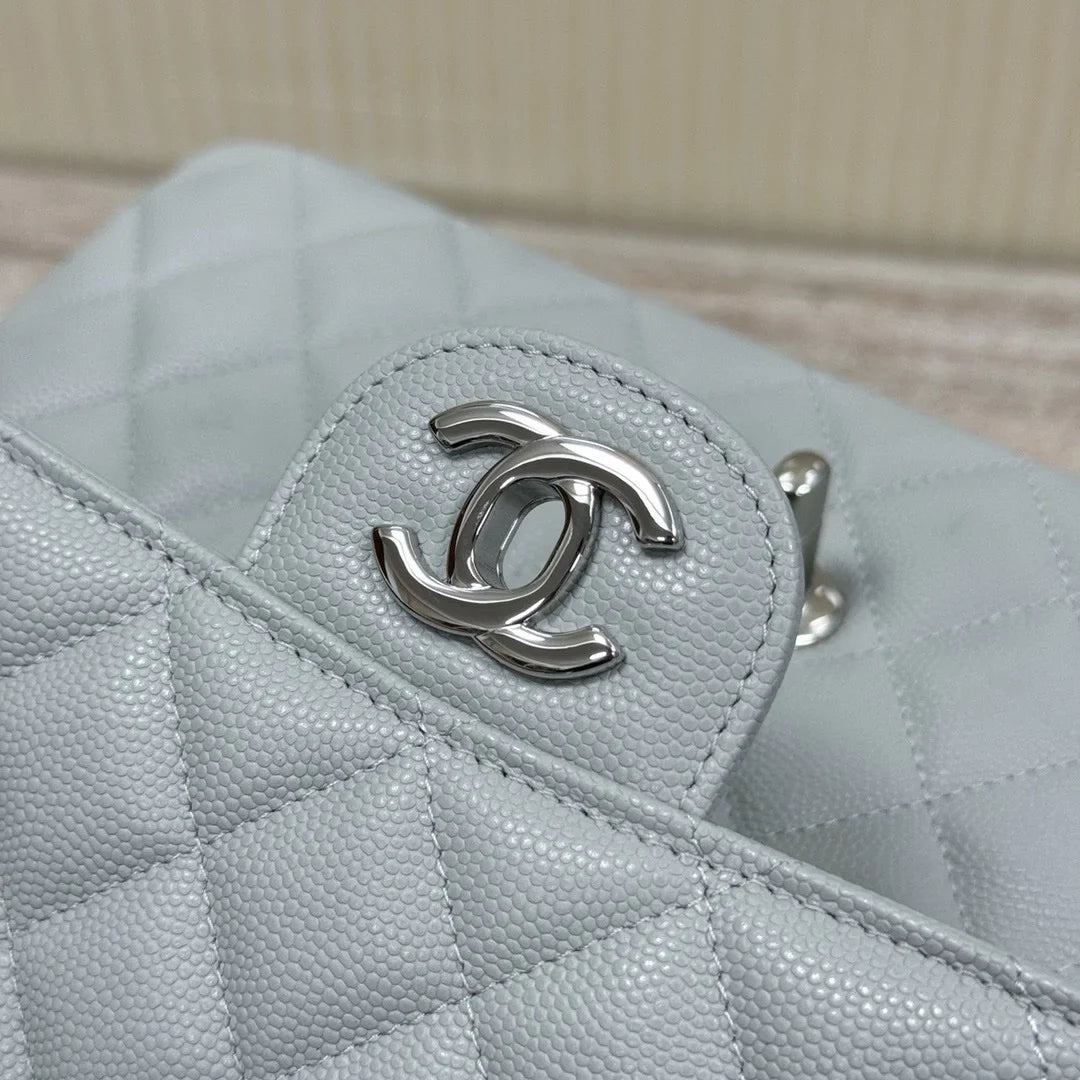 Chanel Flap Orta Boy Çanta Havyar Deri 2024 Açık Mavi - Glimmer of Luxury