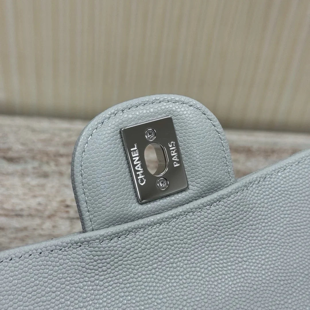 Chanel Flap Orta Boy Çanta Havyar Deri 2024 Açık Mavi - Glimmer of Luxury