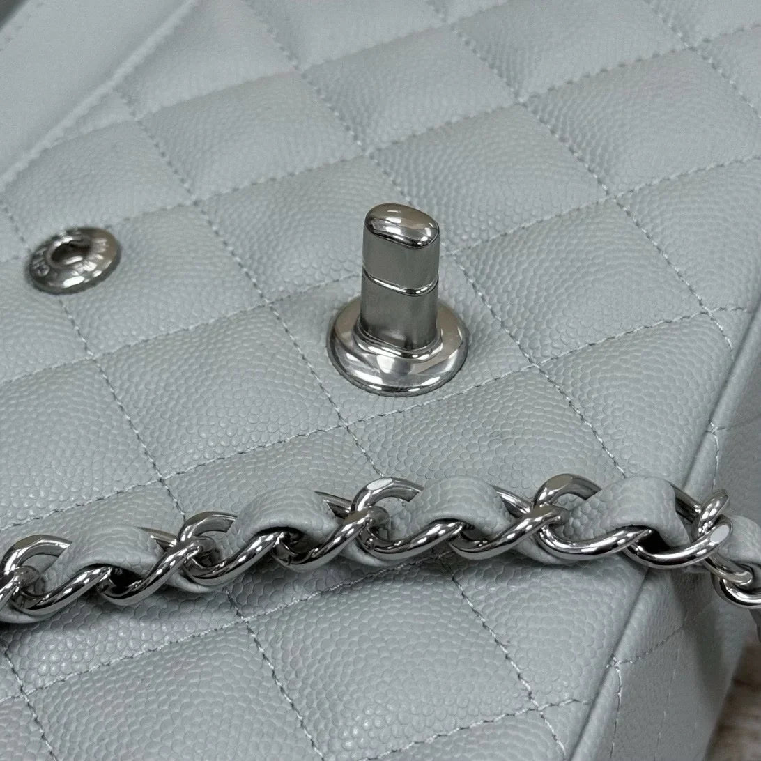 Chanel Flap Orta Boy Çanta Havyar Deri 2024 Açık Mavi - Glimmer of Luxury