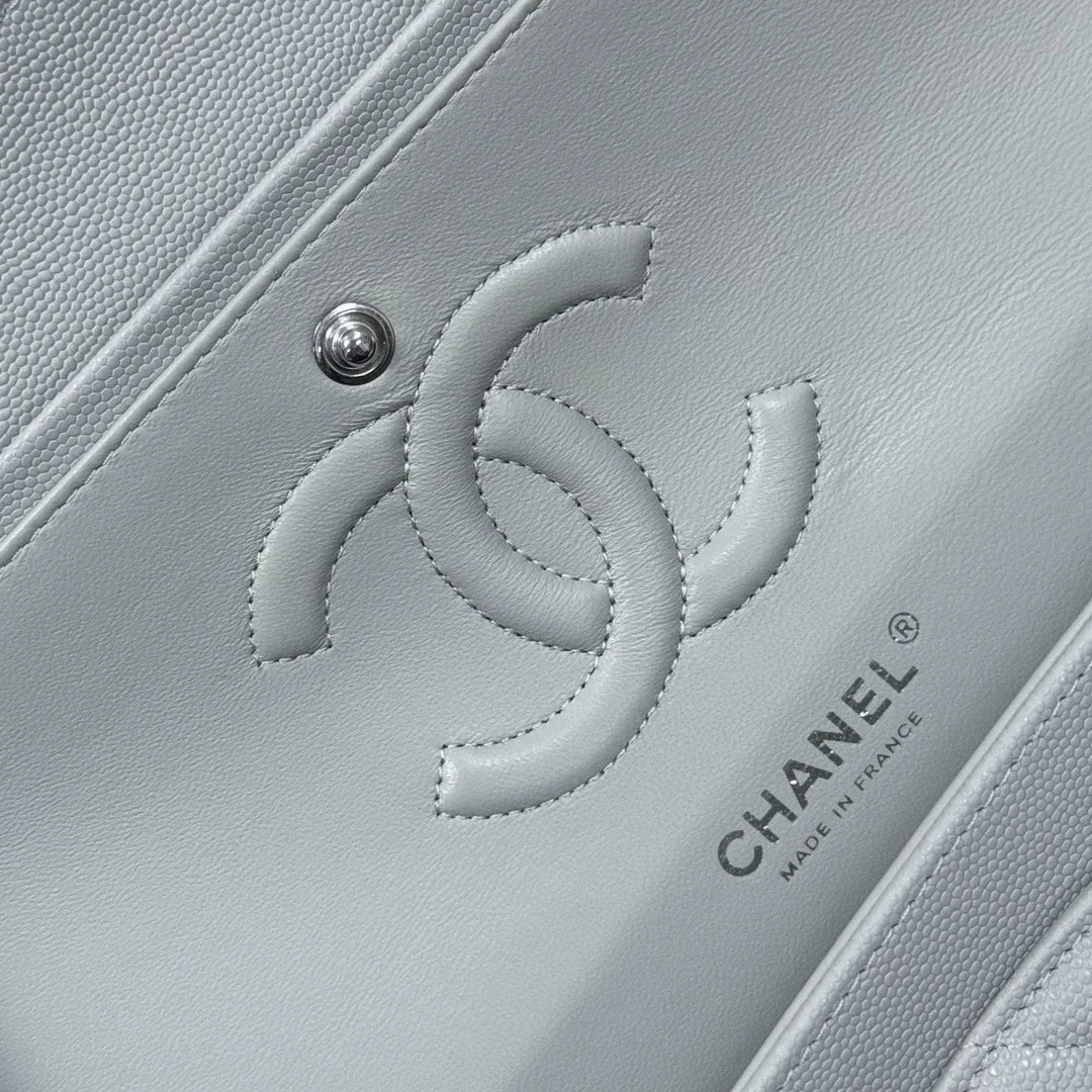 Chanel Flap Orta Boy Çanta Havyar Deri 2024 Açık Mavi - Glimmer of Luxury