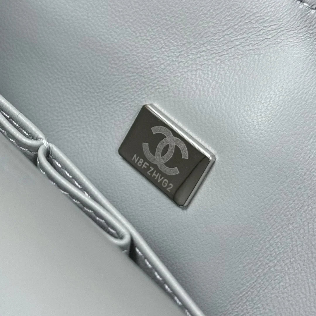 Chanel Flap Orta Boy Çanta Havyar Deri 2024 Açık Mavi - Glimmer of Luxury