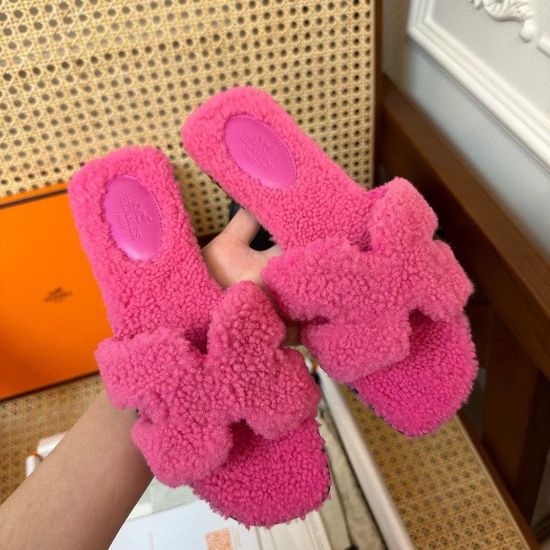 Hermès Oran Gül Kuyruğu Kürk Sandalet - Glimmer of Luxury