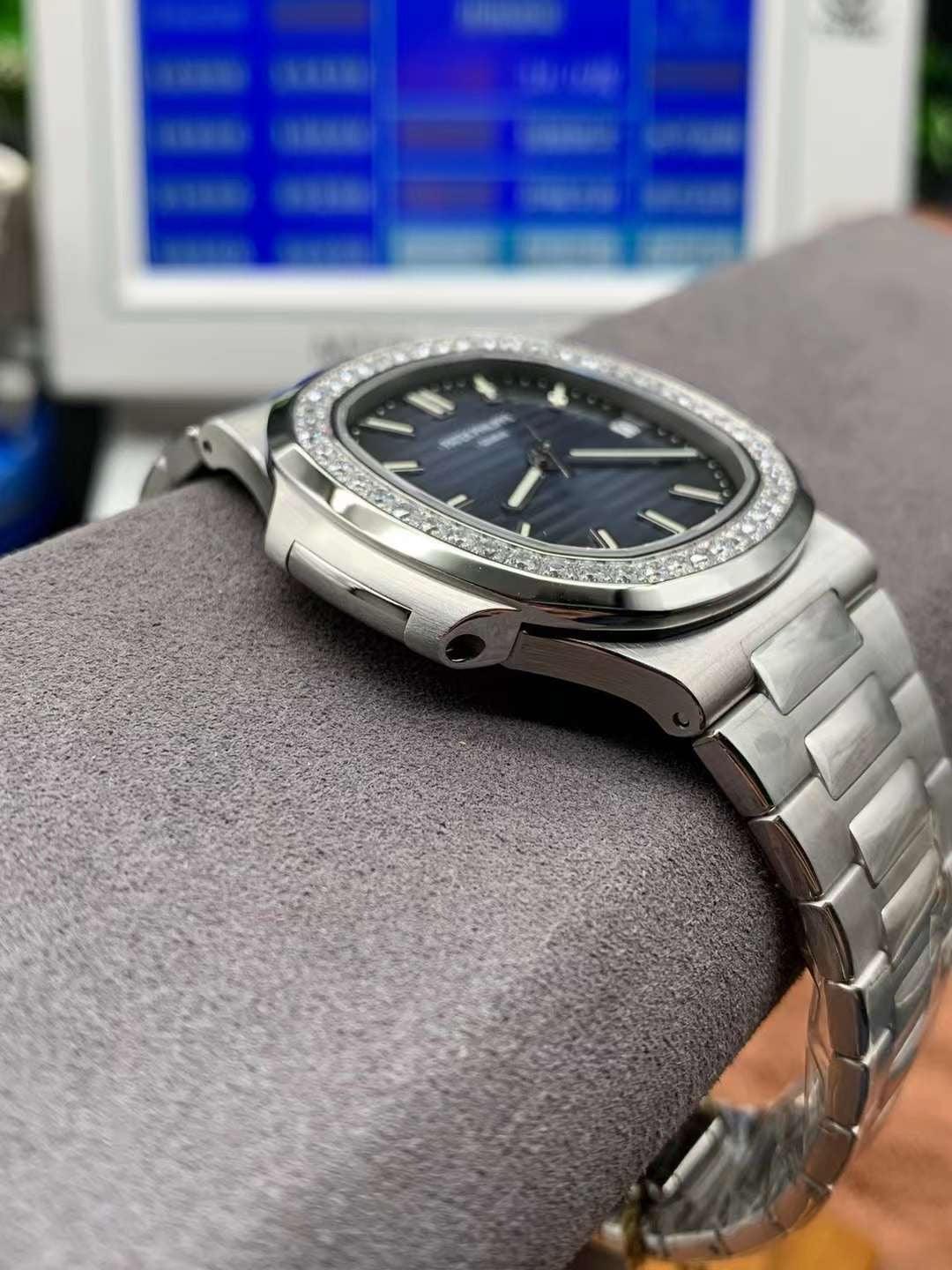 Patek Philippe Nautilus Saat - Glimmer of Luxury