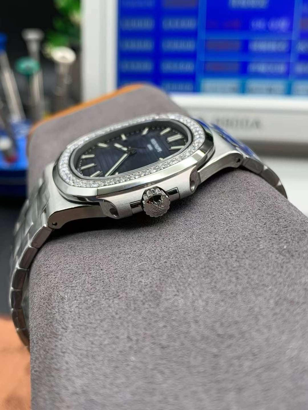 Patek Philippe Nautilus Saat - Glimmer of Luxury