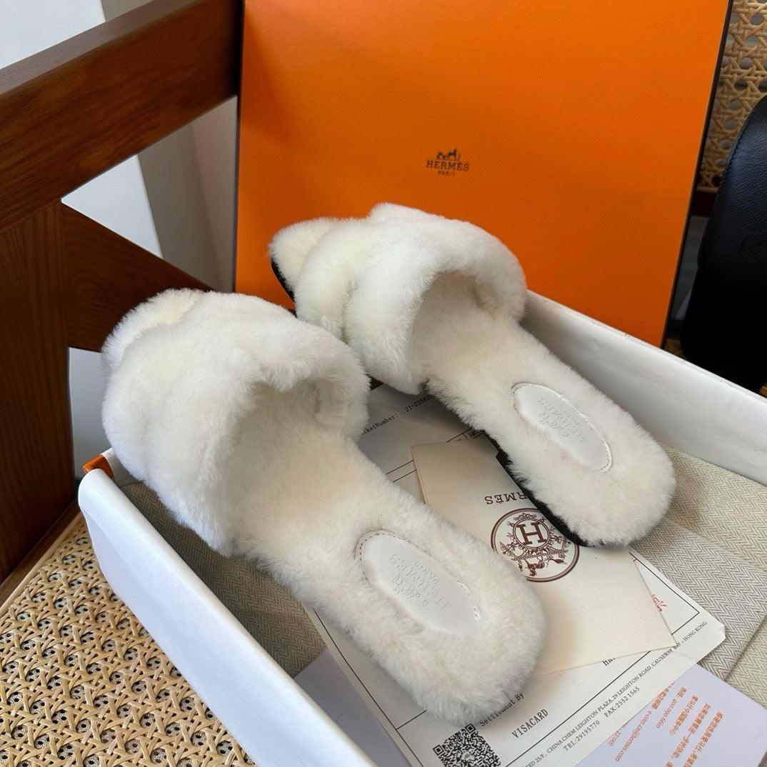 Hermès Oran Beyaz Teddy Bear Sandalet - Glimmer of Luxury