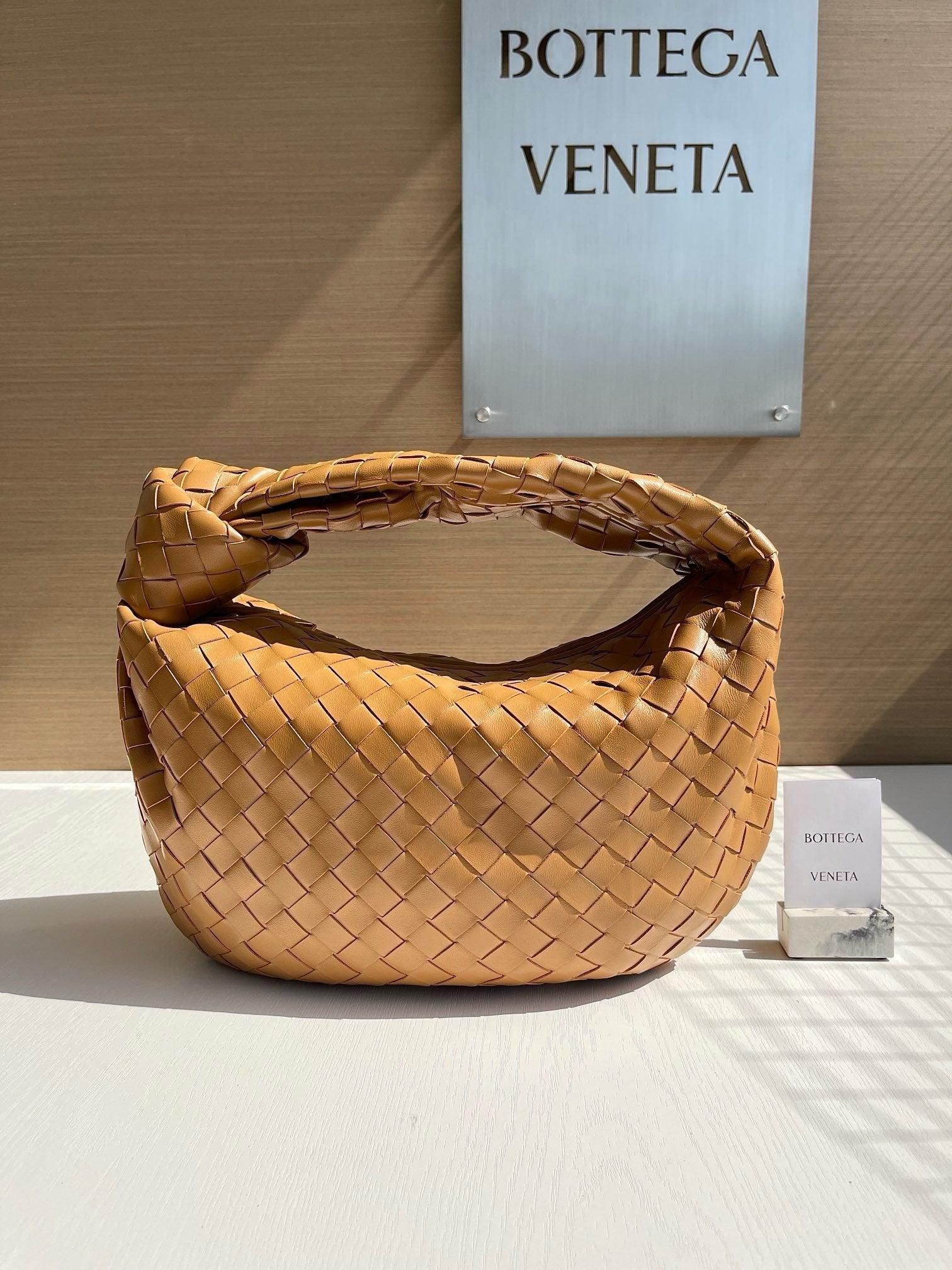 Bottega Veneta Büyük Jodie Çanta - Glimmer of Luxury