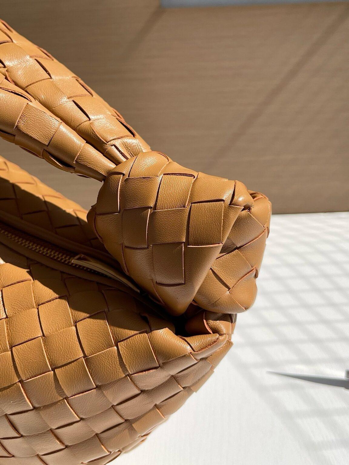 Bottega Veneta Büyük Jodie Çanta - Glimmer of Luxury