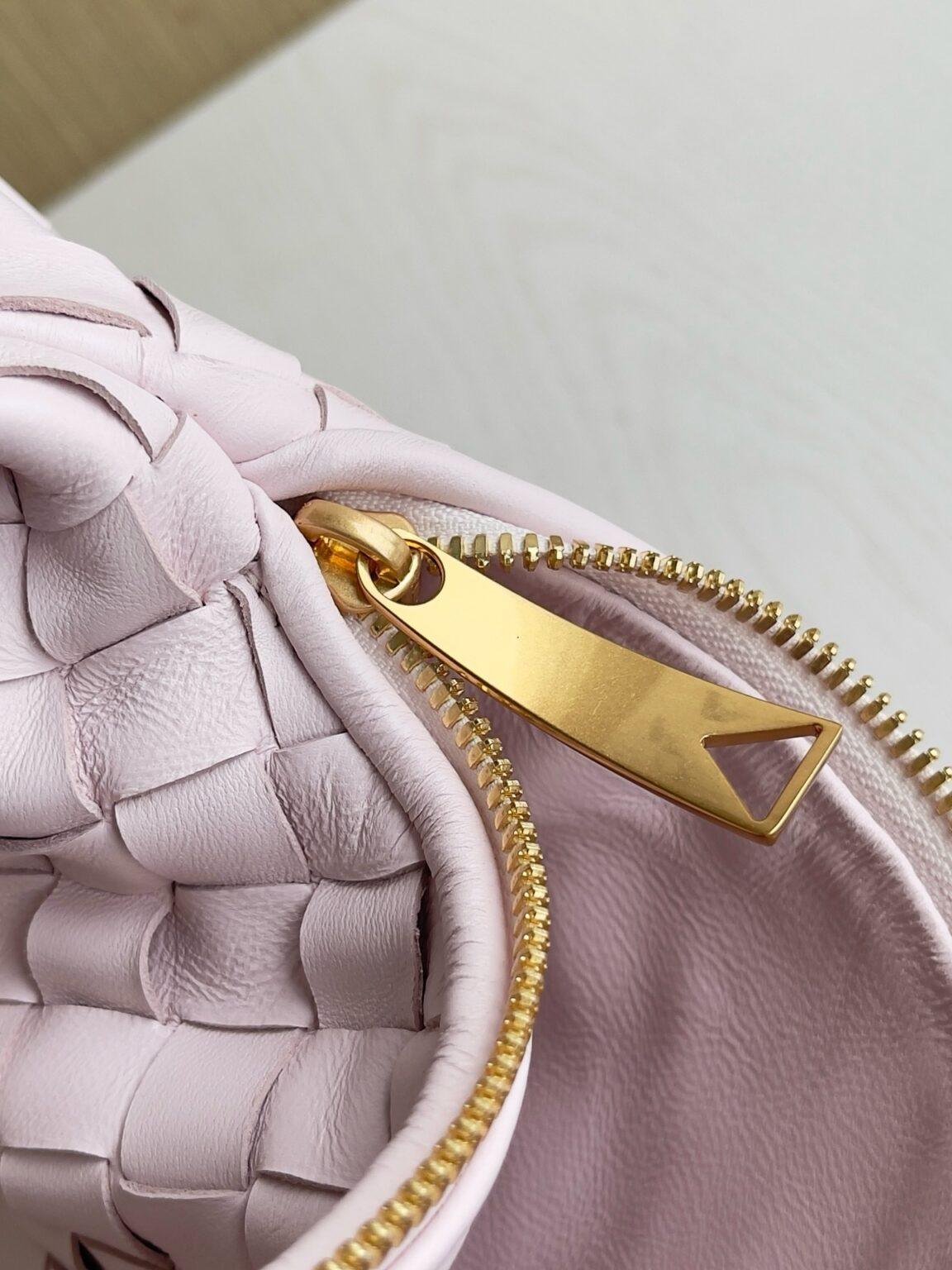 Bottega Veneta Büyük Jodie Çanta - Glimmer of Luxury