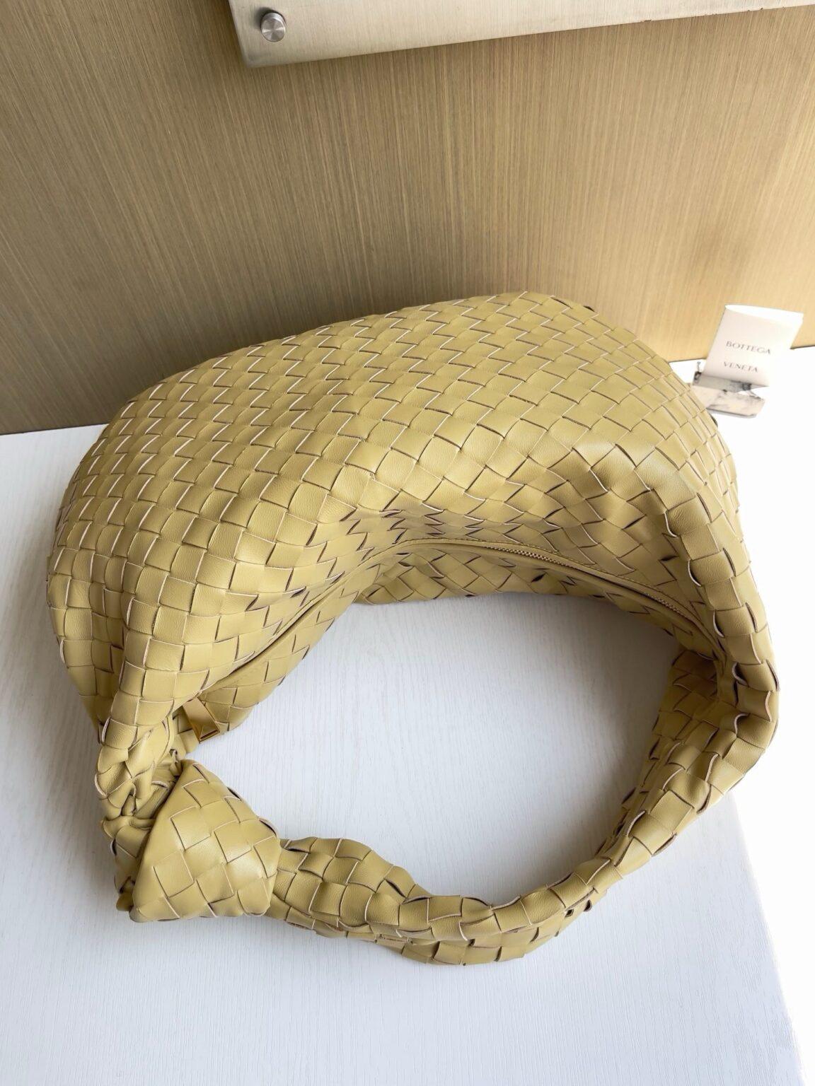 Bottega Veneta Büyük Jodie Çanta - Glimmer of Luxury