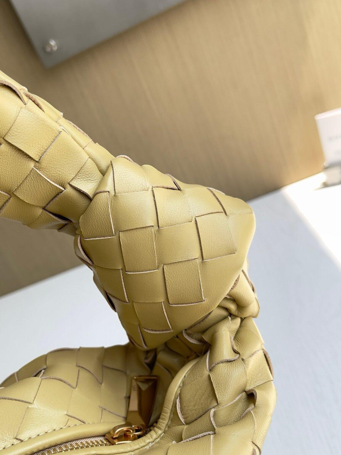 Bottega Veneta Büyük Jodie Çanta - Glimmer of Luxury