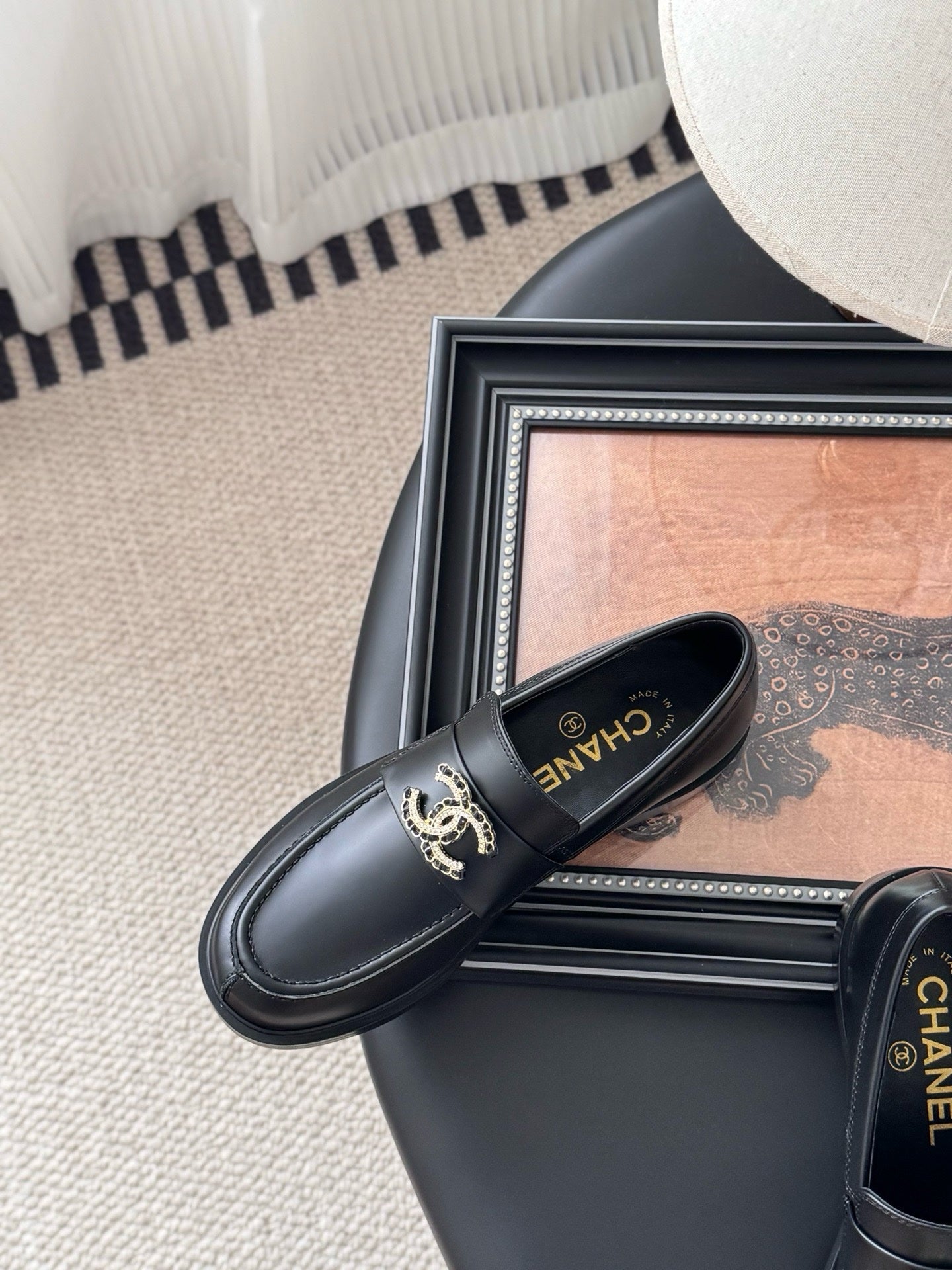 Chanel 2024/25 سانات مهن موكاسين جلد خروف أسود