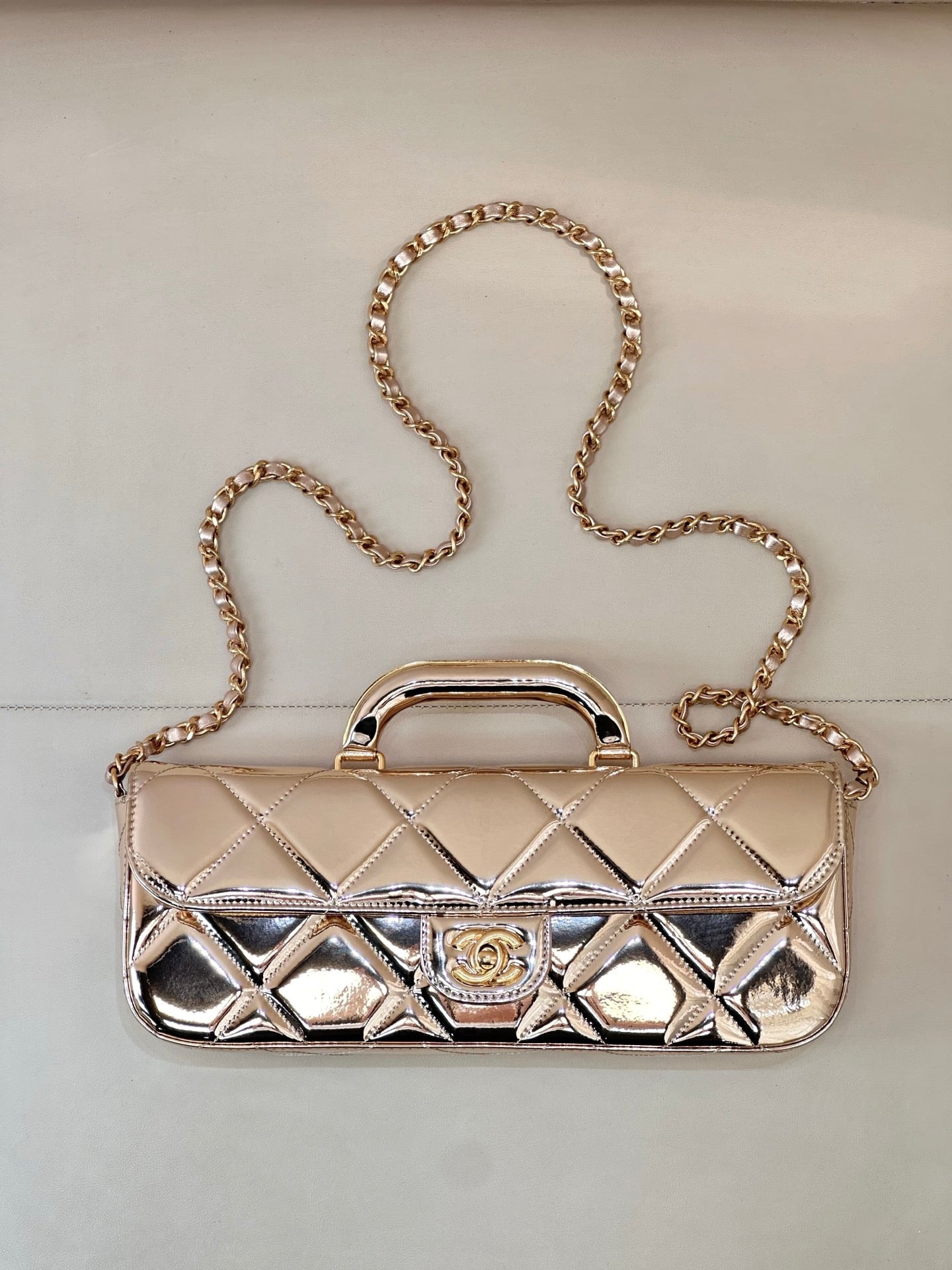 Chanel 25K Baguette Clutch – Lacquered Lambskin, Vintage Elegance