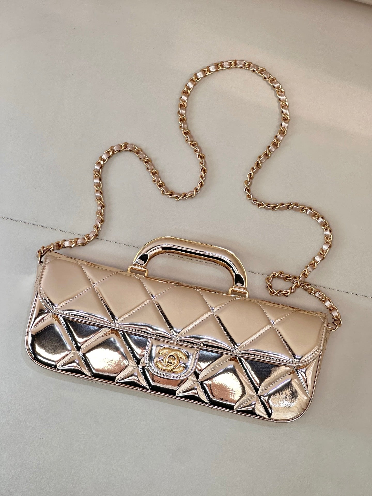 Chanel 25K Baguette Clutch – Lacquered Lambskin, Vintage Elegance