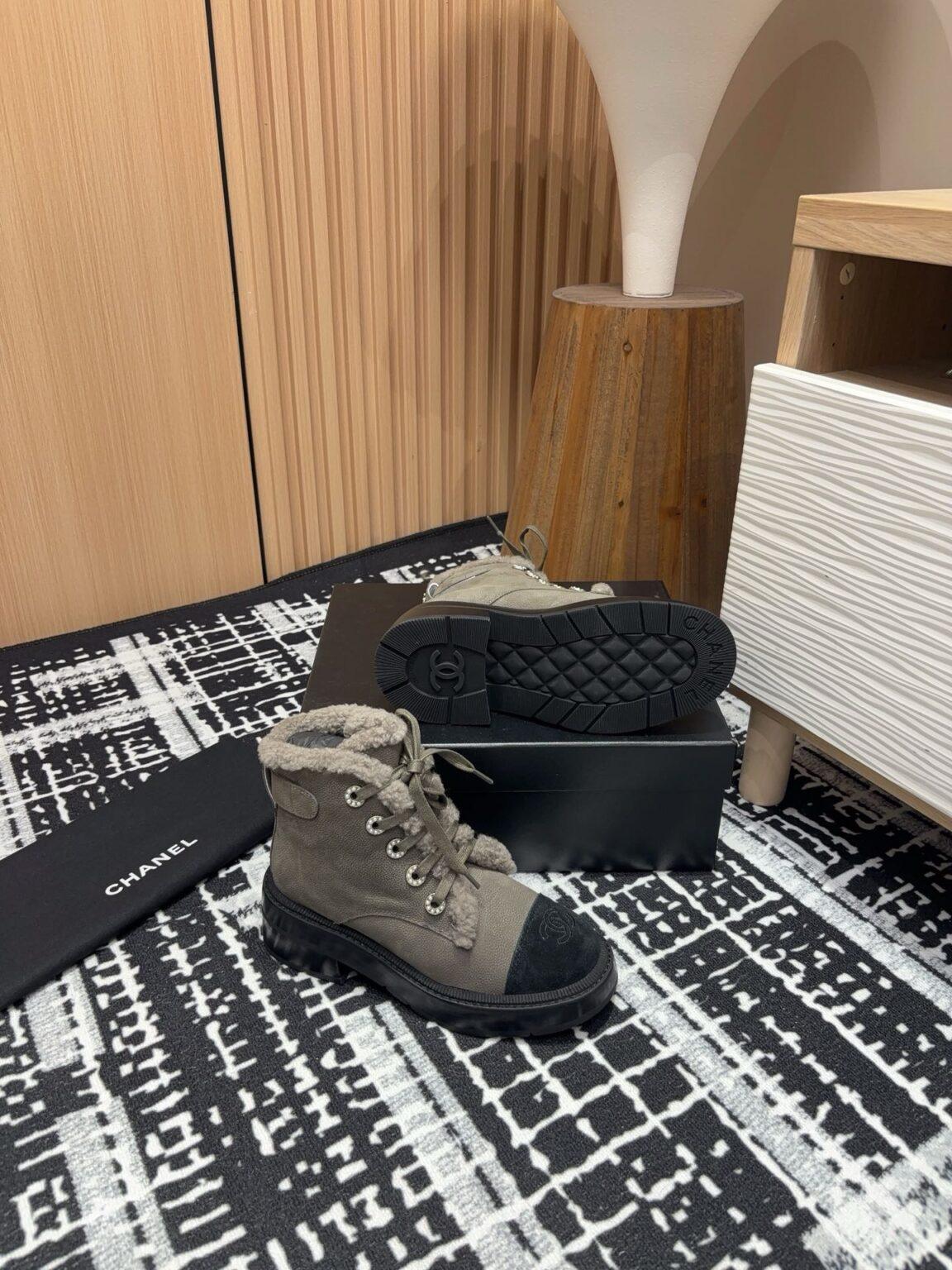 Chanel S24 Kürklü Kısa Bot - Glimmer of Luxury