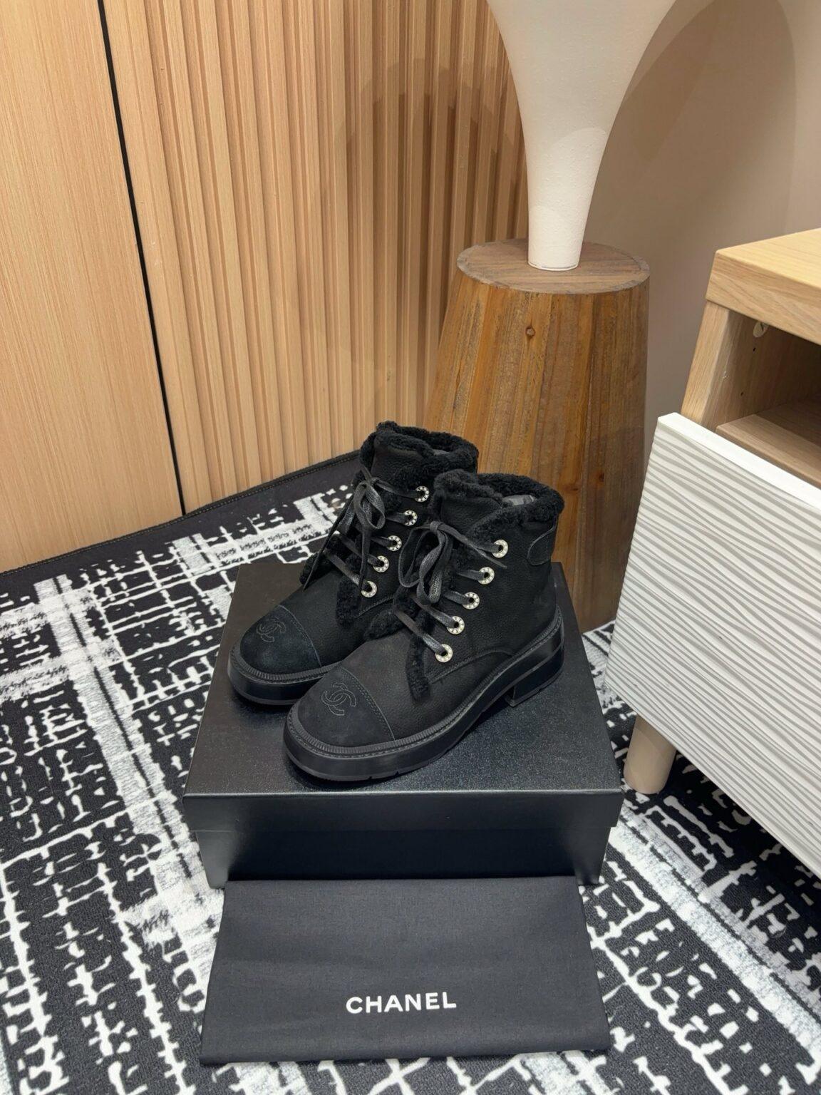 Chanel S24 Kürklü Kısa Bot - Glimmer of Luxury