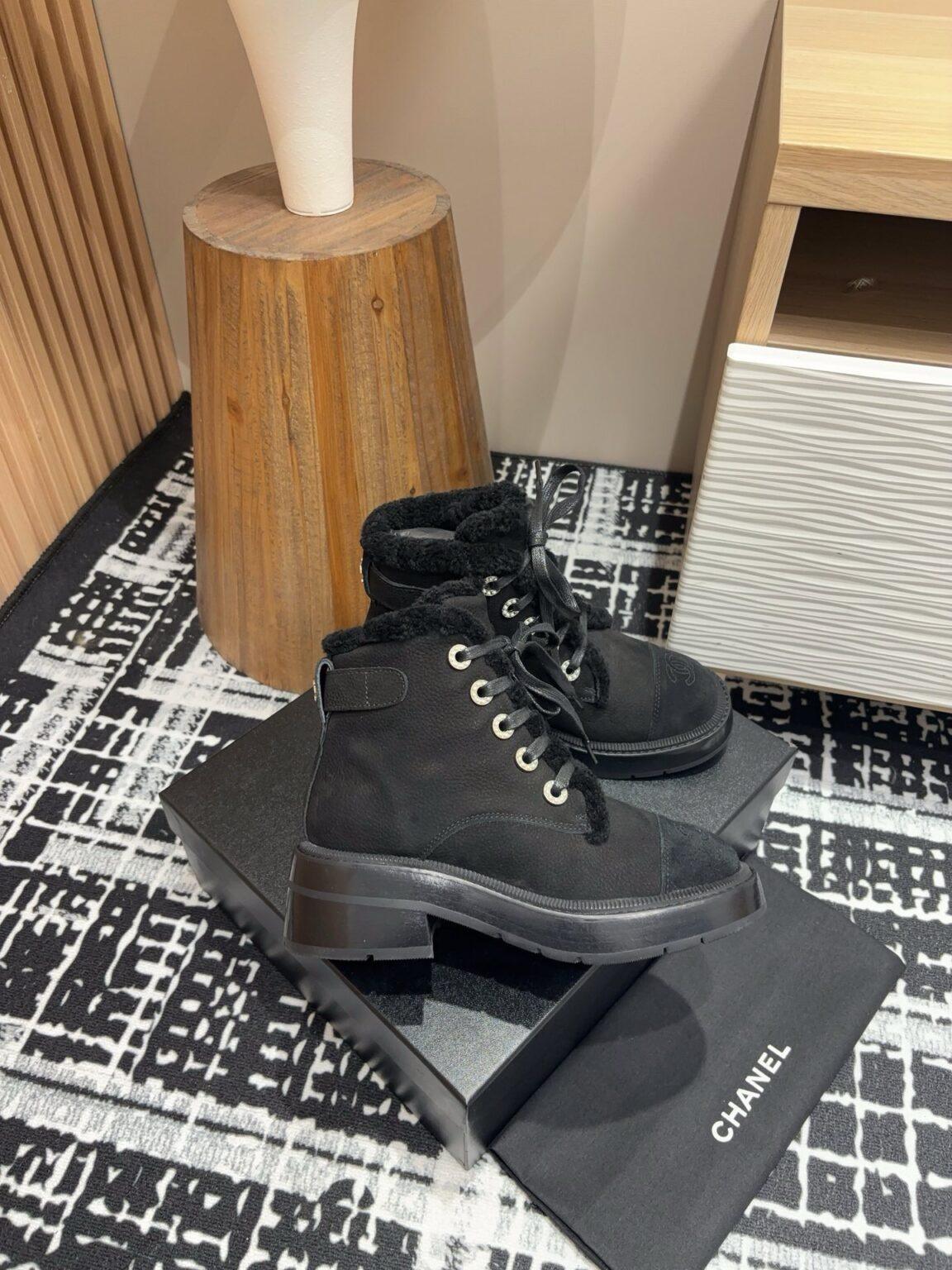 Chanel S24 Kürklü Kısa Bot - Glimmer of Luxury