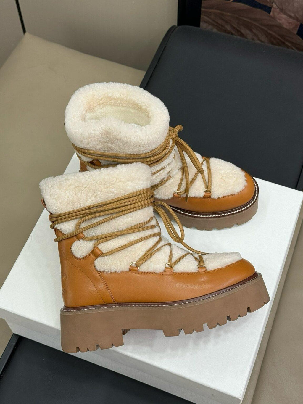 Celine S24 Kürklü ve Dana Derisinden Kalın Bağcıklı Bot - Glimmer of Luxury