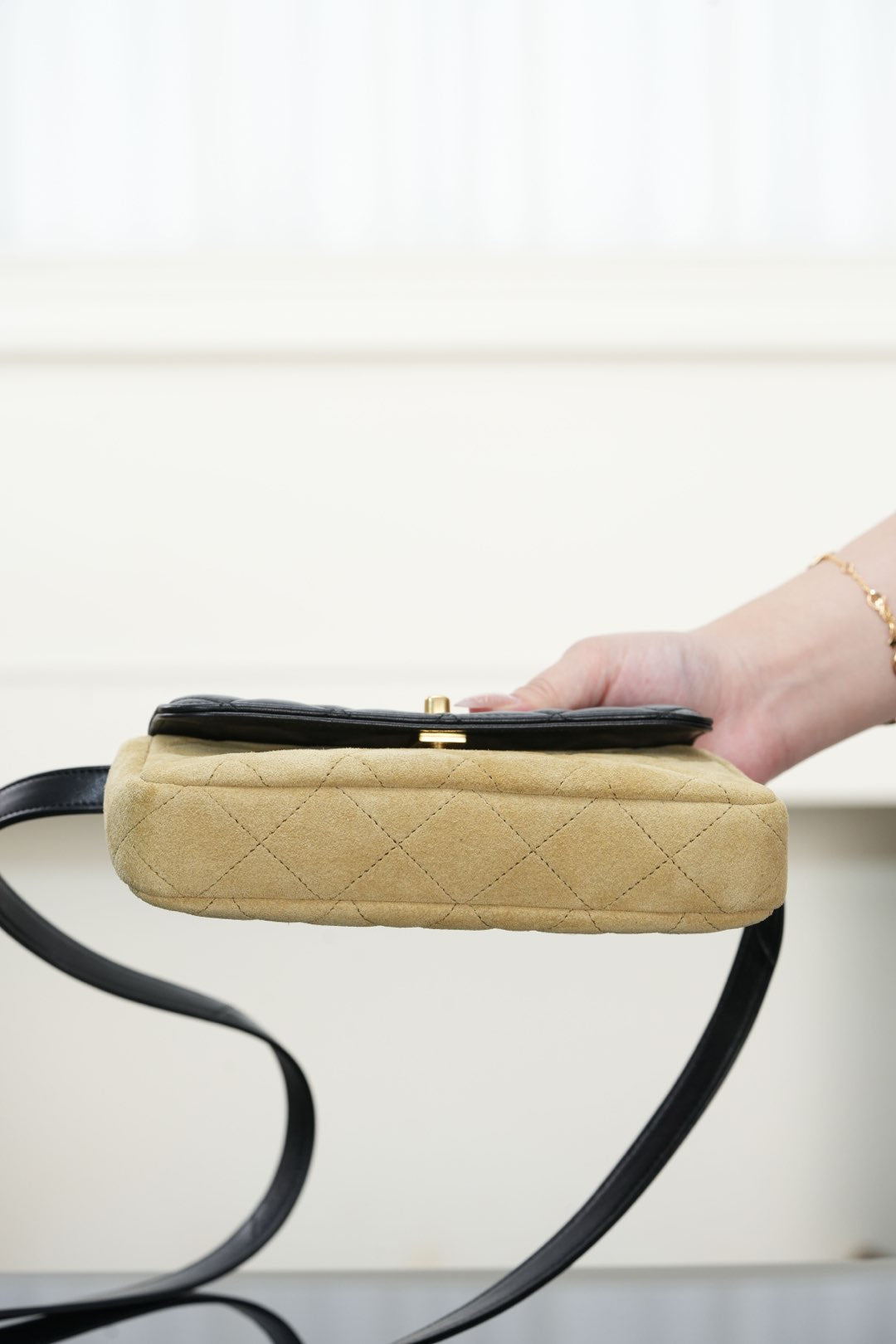 Chanel 25A Patchwork El Yapımı Deri Kapaklı Çanta – Süet Kuzu Derisi