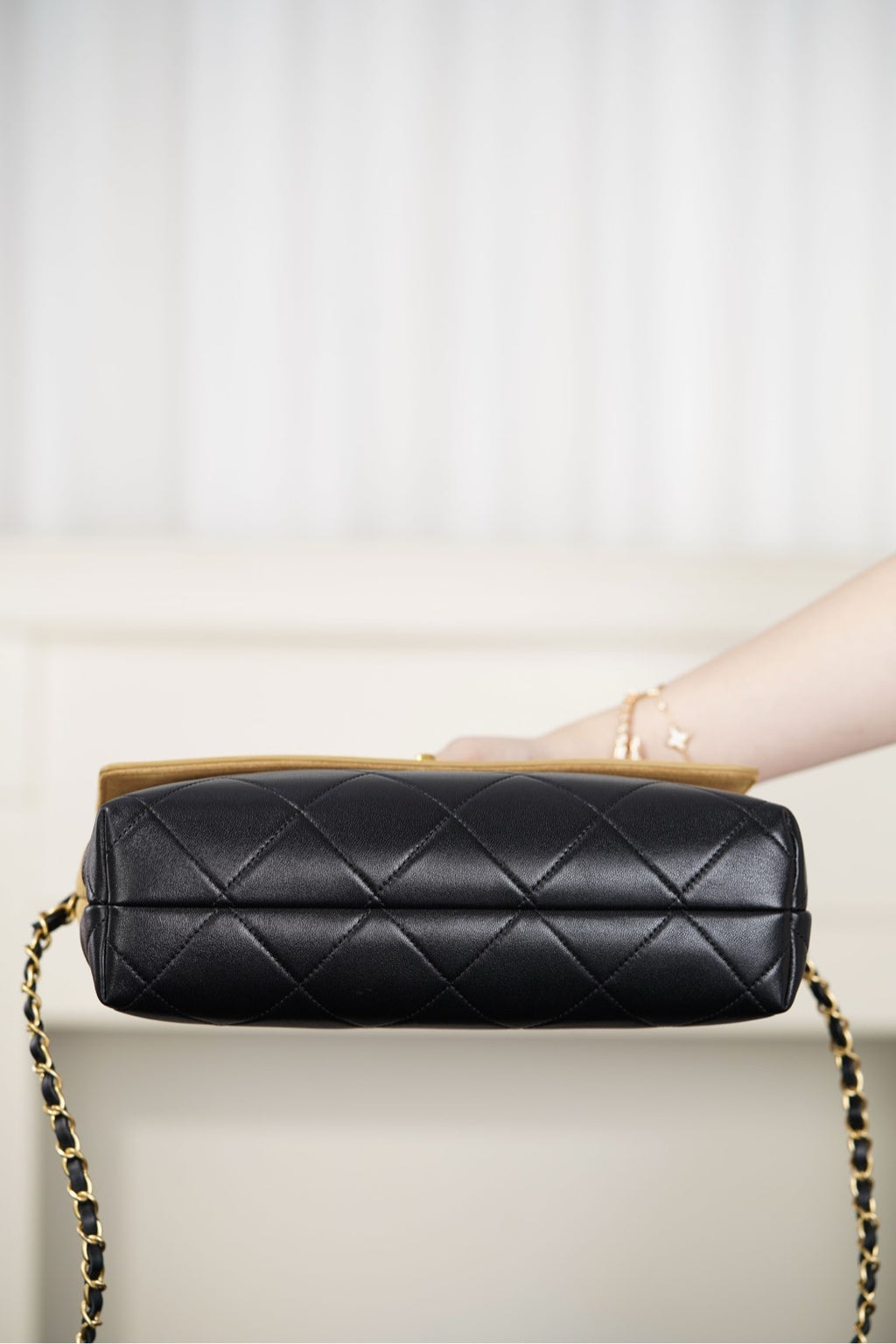 Chanel Gabrielle 25F Métiers d’Art – Renk Bloklu Süet Haberci Çanta