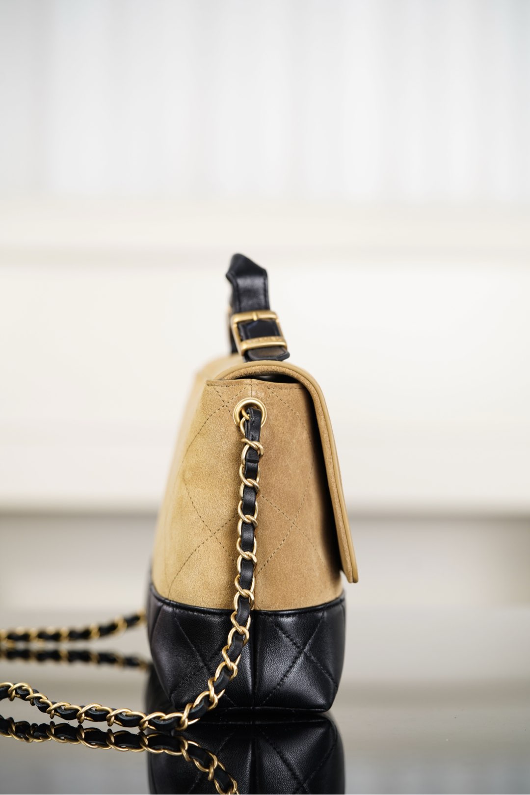 Chanel Gabrielle 25F Métiers d’Art – حقيبة كروس جلد سويدي بتصميم كتلة الألوان