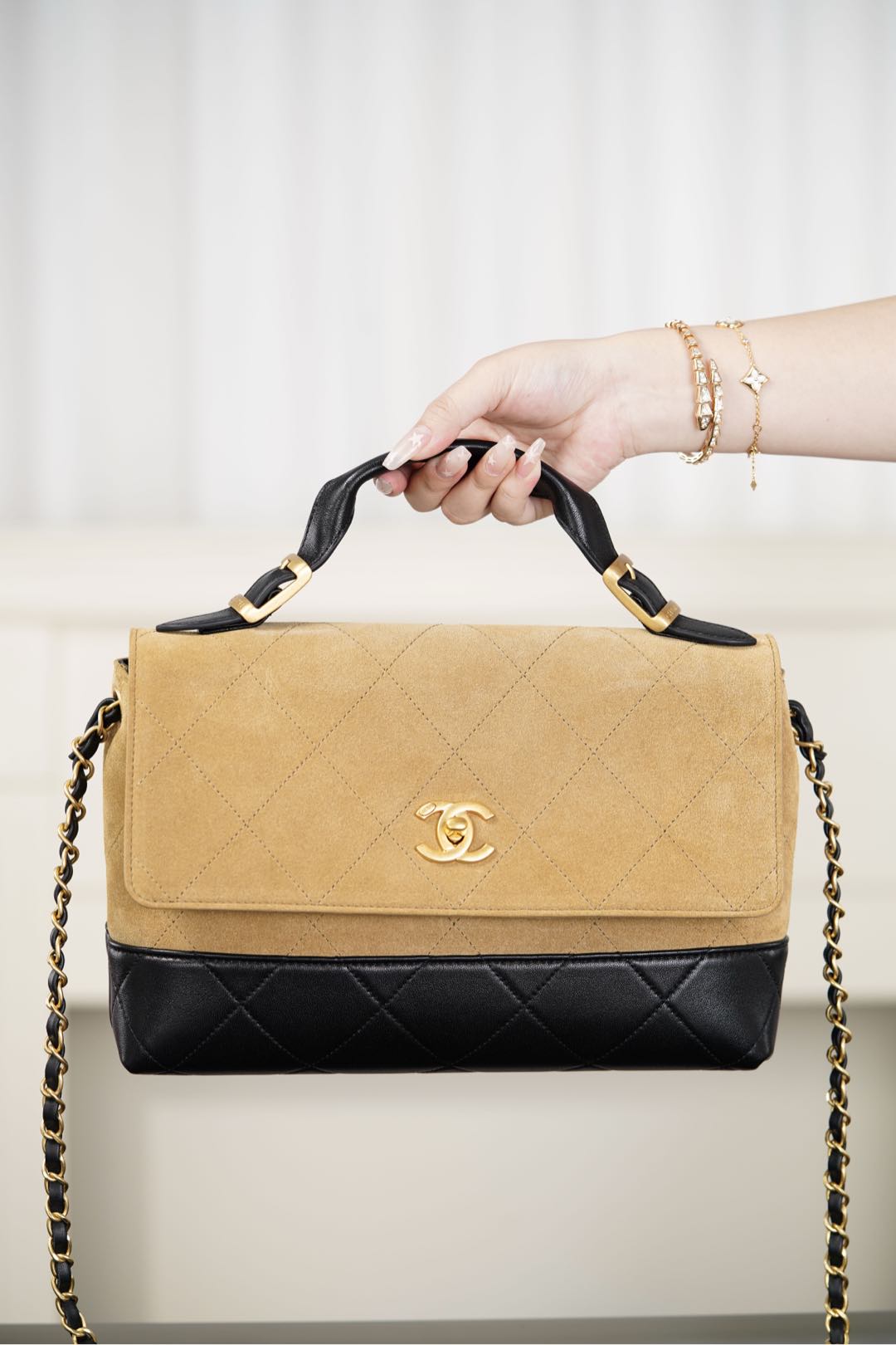 Chanel Gabrielle 25F Métiers d’Art – Renk Bloklu Süet Haberci Çanta