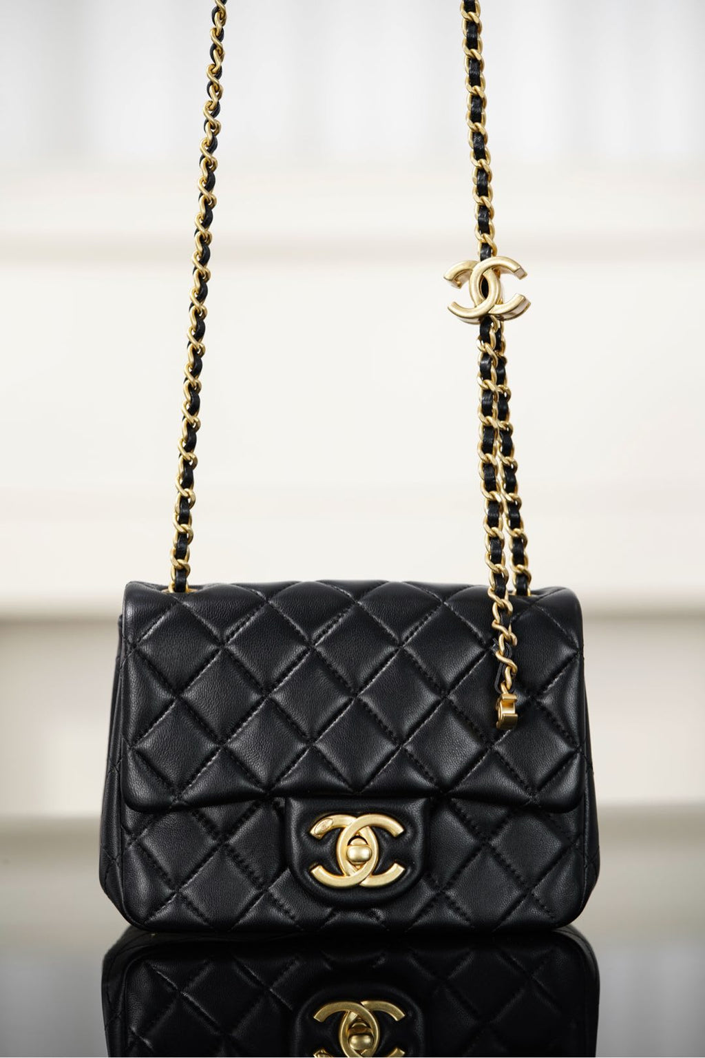 Chanel 25 Serisi Mini Double Chain Flap – Siyah Kuzu Derisi / Altın Donanım