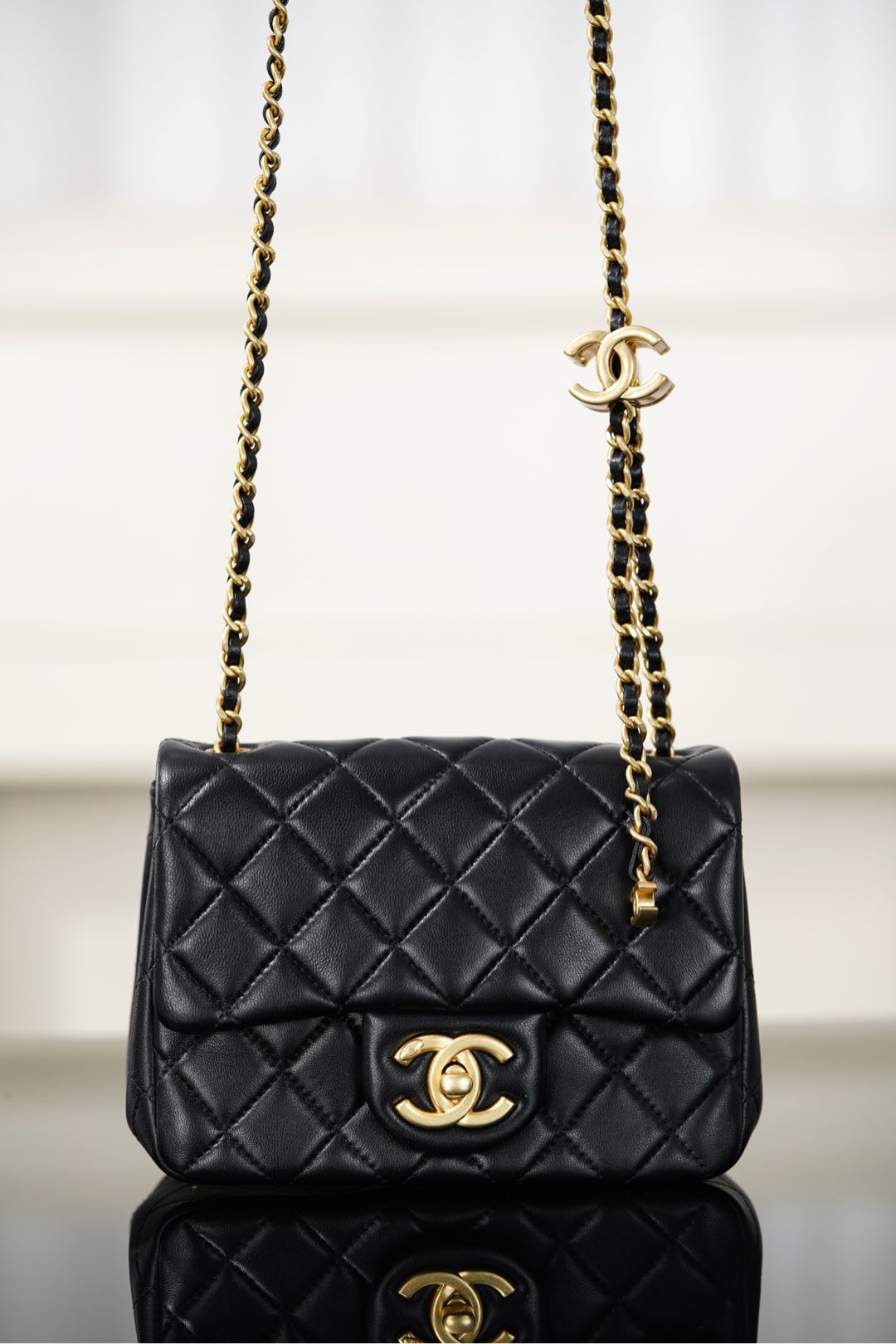 Chanel 25 Serisi Mini Double Chain Flap – Siyah Kuzu Derisi / Altın Donanım