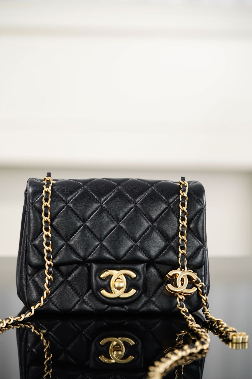 Chanel 25 Serisi Mini Double Chain Flap – Siyah Kuzu Derisi / Altın Donanım