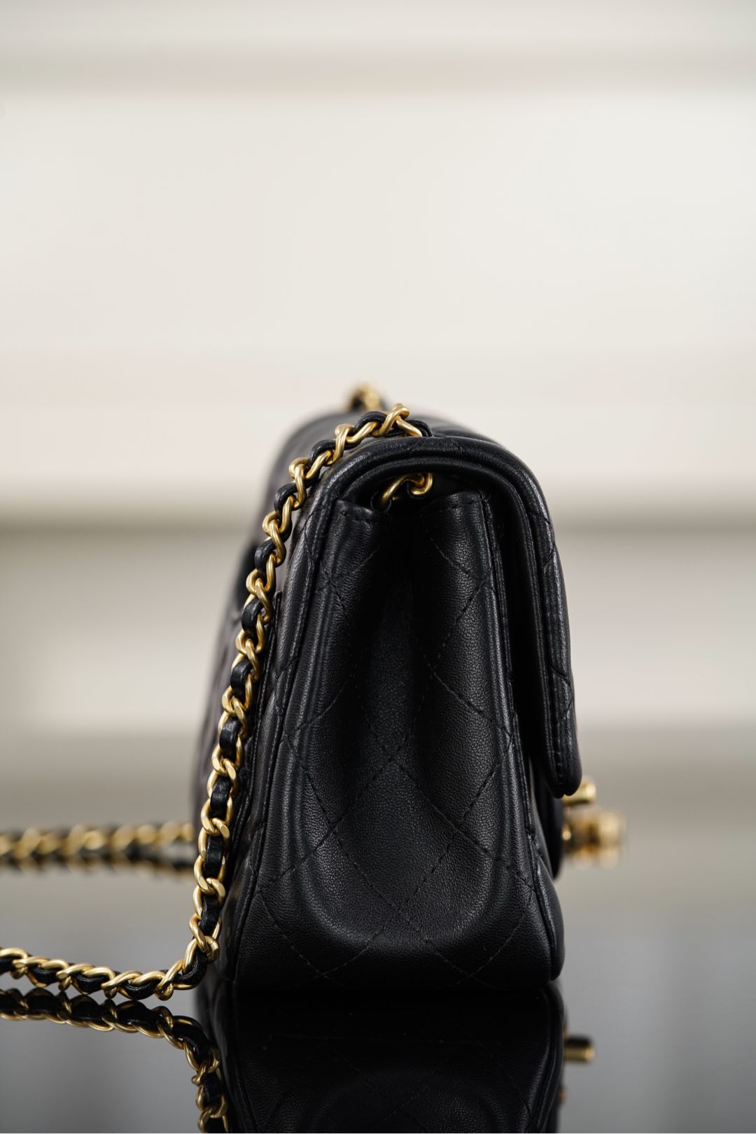 Chanel 25 Serisi Mini Double Chain Flap – Siyah Kuzu Derisi / Altın Donanım
