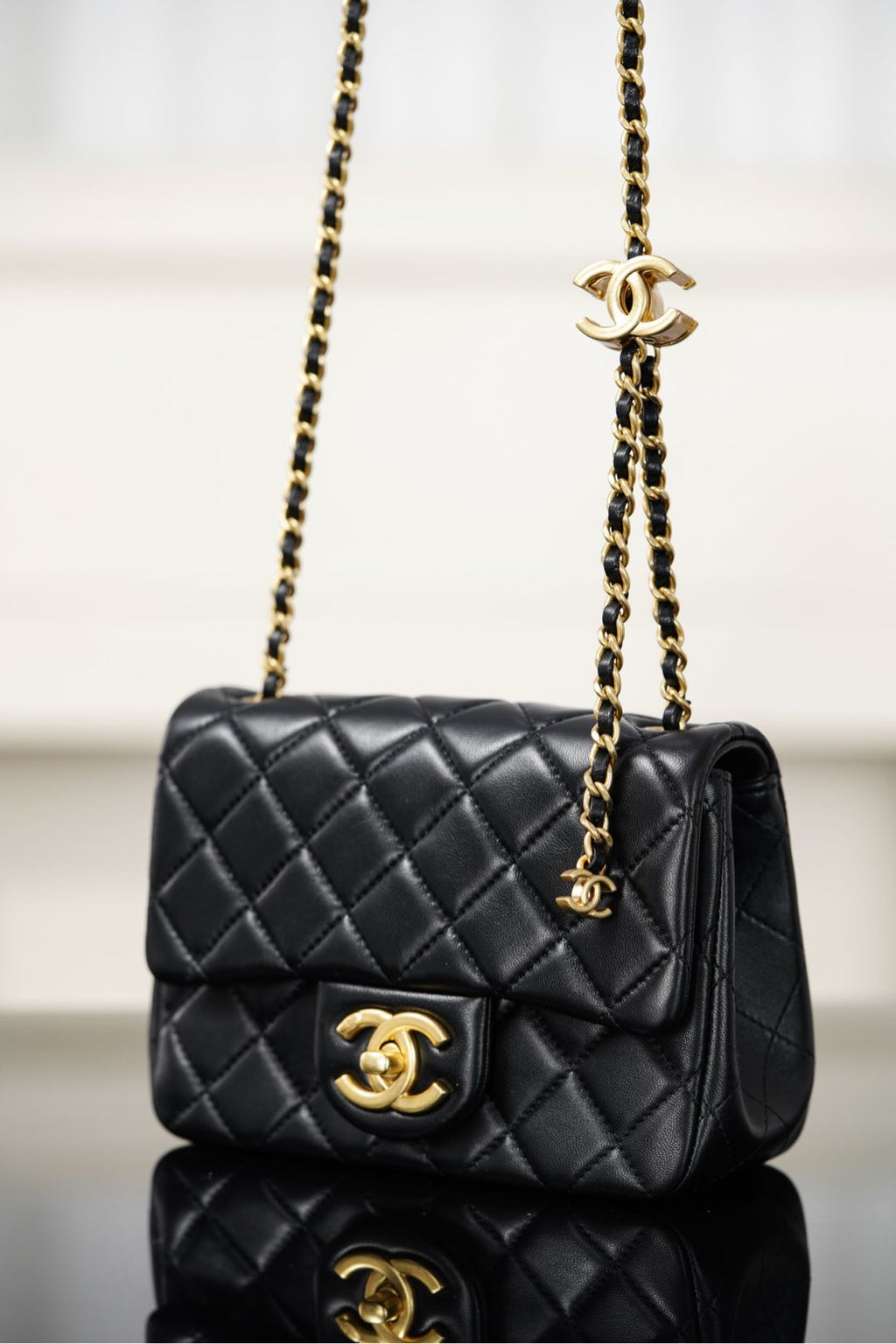 Chanel 25 Serisi Mini Double Chain Flap – Siyah Kuzu Derisi / Altın Donanım