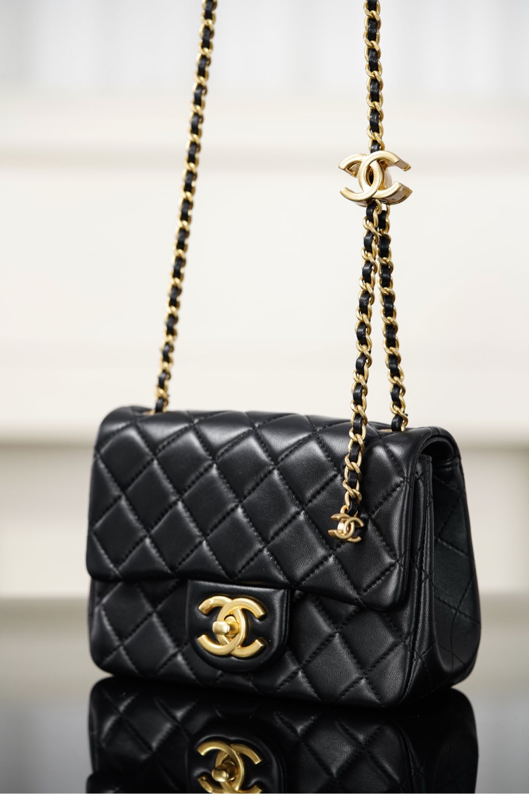 Chanel 25 Serisi Mini Double Chain Flap – جلد خروف أسود / تجهيزات ذهبية