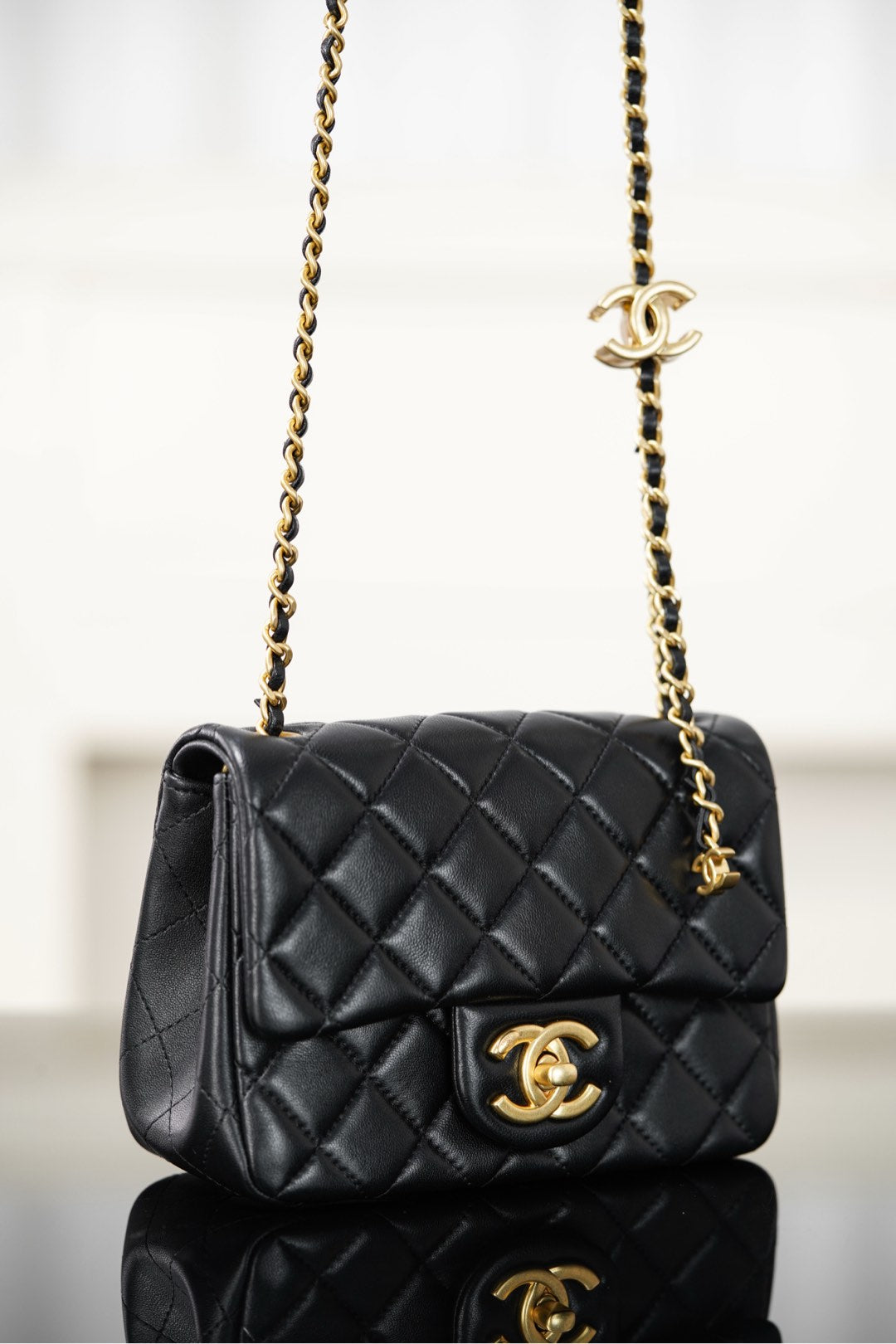 Chanel 25 Serisi Mini Double Chain Flap – جلد خروف أسود / تجهيزات ذهبية