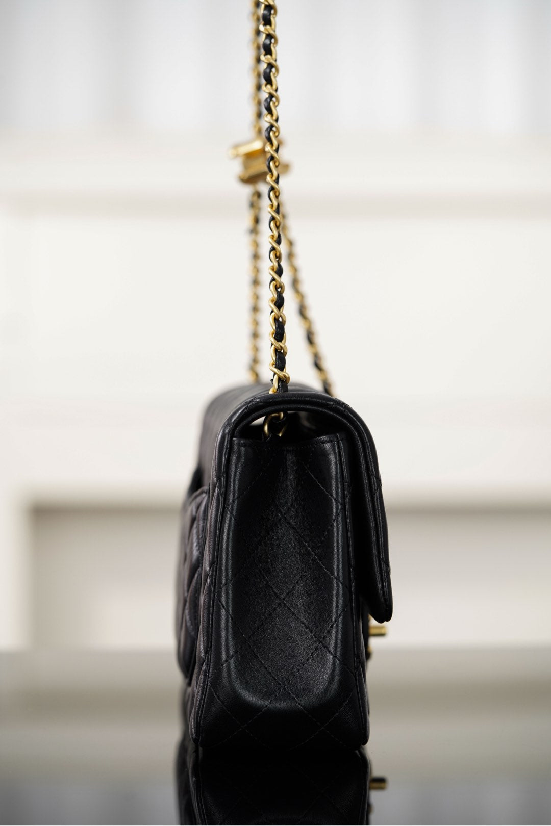 Chanel LEGO حقيبة بسلسلتين 25M – جلد خروف أسود / تجهيزات ذهبية