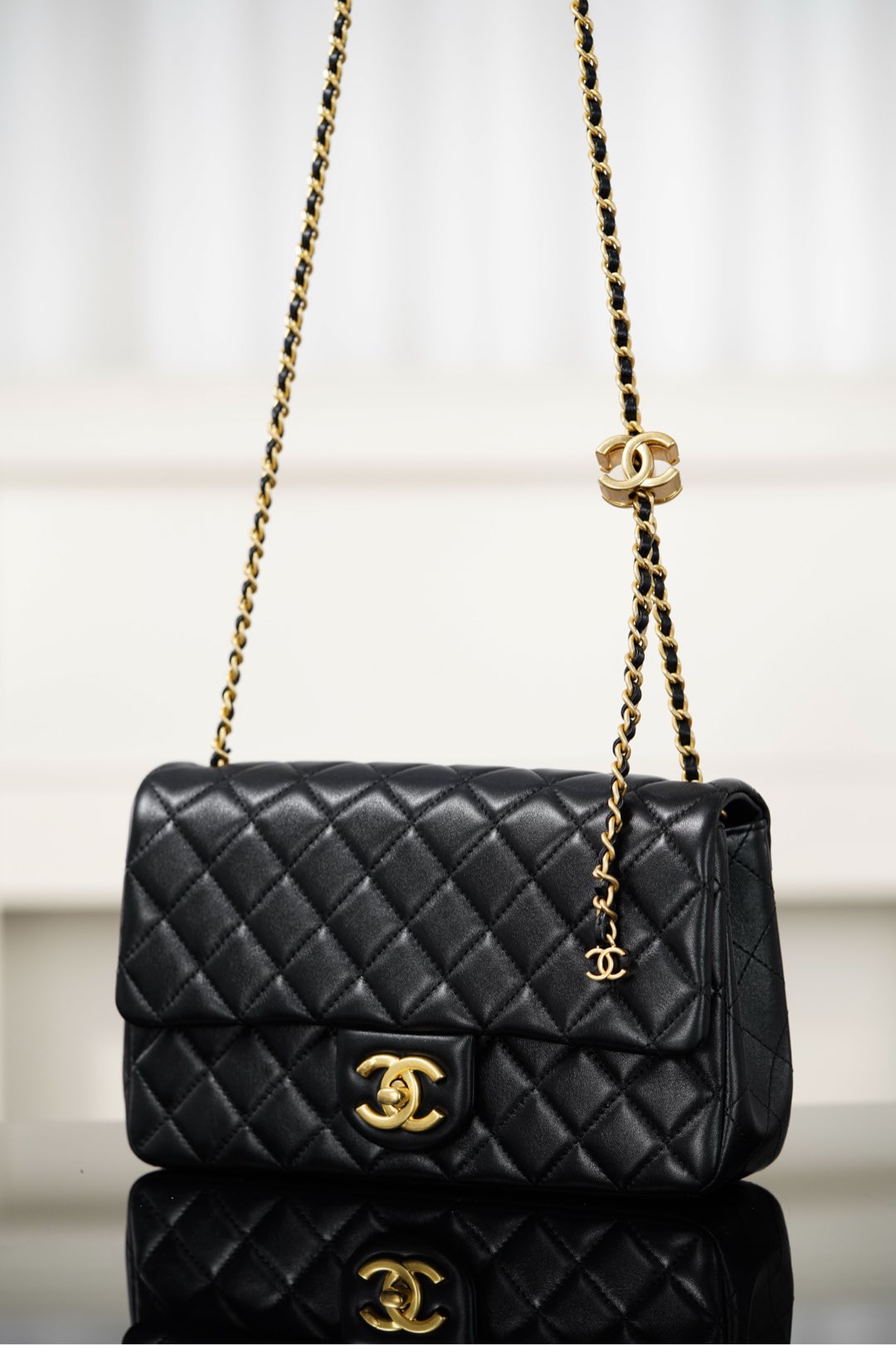 Chanel LEGO حقيبة بسلسلتين 25M – جلد خروف أسود / تجهيزات ذهبية