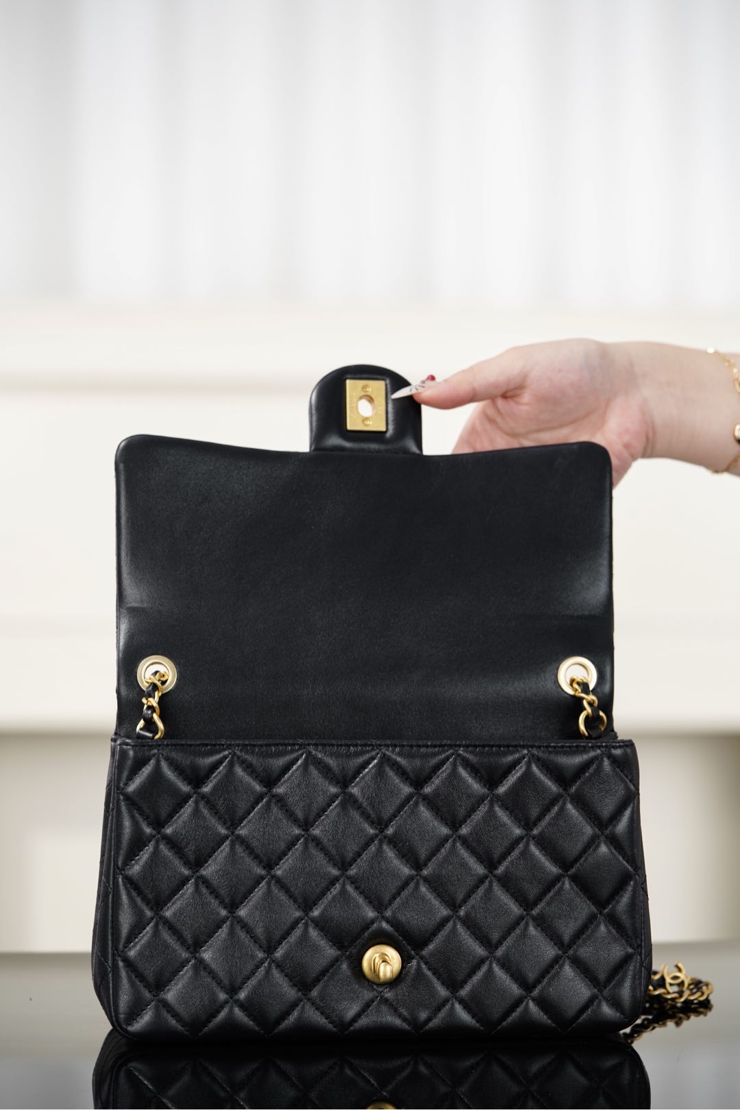 Chanel LEGO حقيبة بسلسلتين 25M – جلد خروف أسود / تجهيزات ذهبية