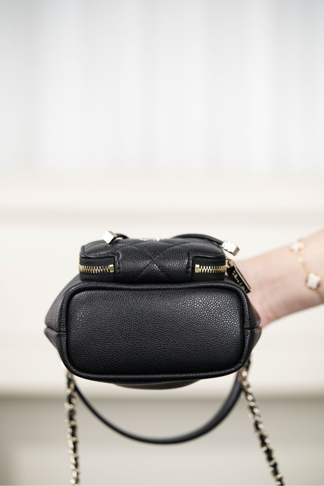 Chanel حقيبة دلو صغيرة سوداء بسلسلة – جلد كافيار