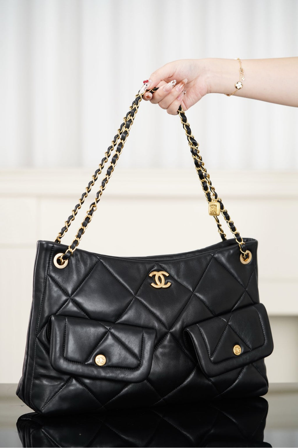 Chanel 25K Hobo Alışveriş Çantası – Siyah &amp; Altın Kuzu Derisi