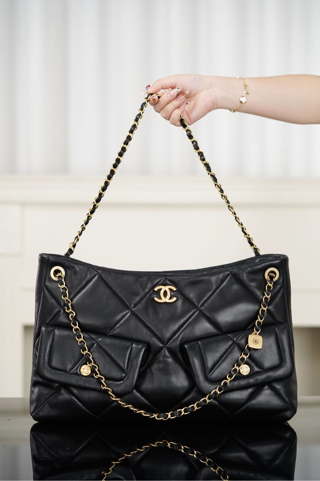 Chanel 25K Hobo Alışveriş Çantası – Siyah &amp; Altın Kuzu Derisi