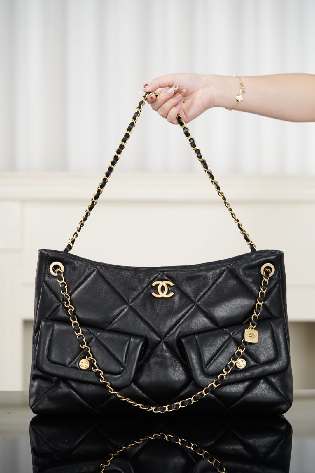 Chanel 25K Hobo Alışveriş Çantası – Siyah &amp; Altın Kuzu Derisi