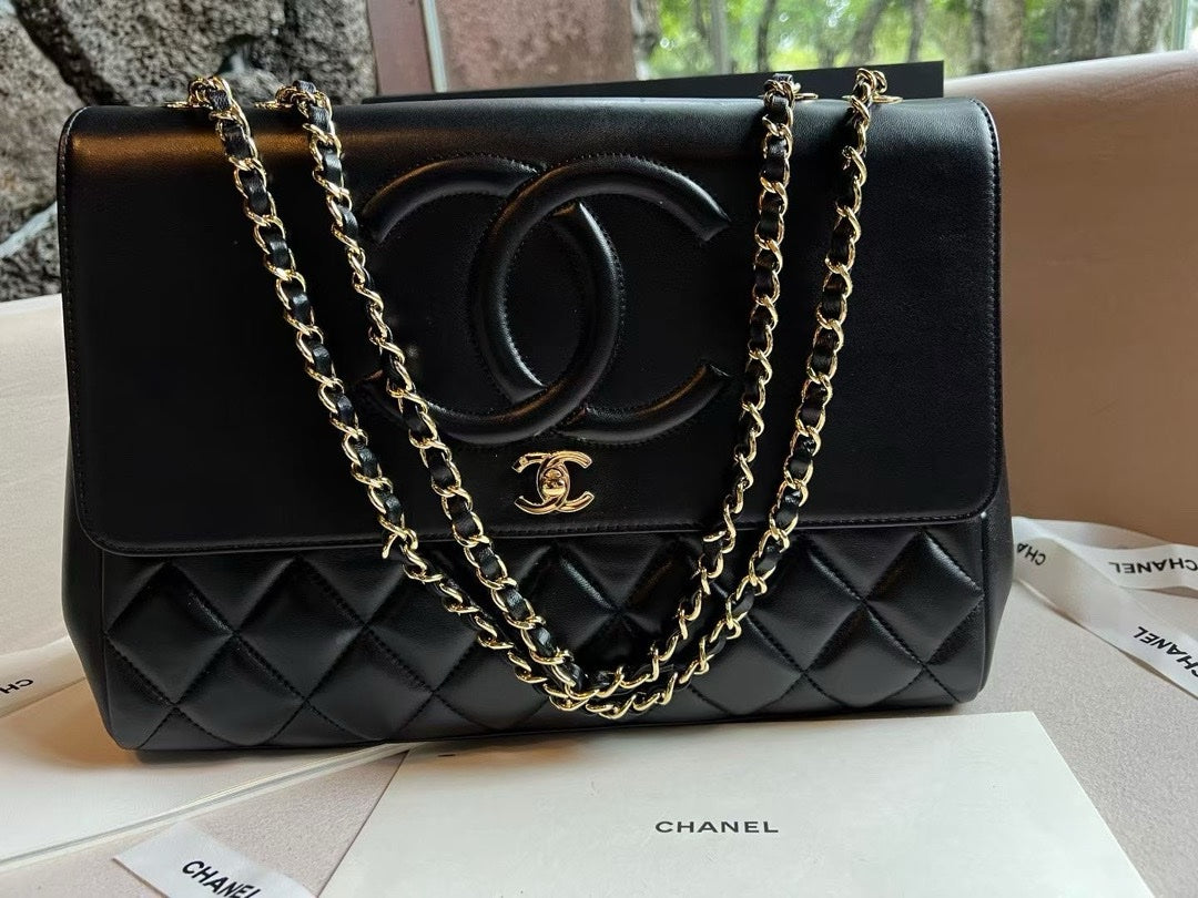 Chanel Siyah Kapitone Deri Maxi Vintage CC Kapaklı Omuz Çantası