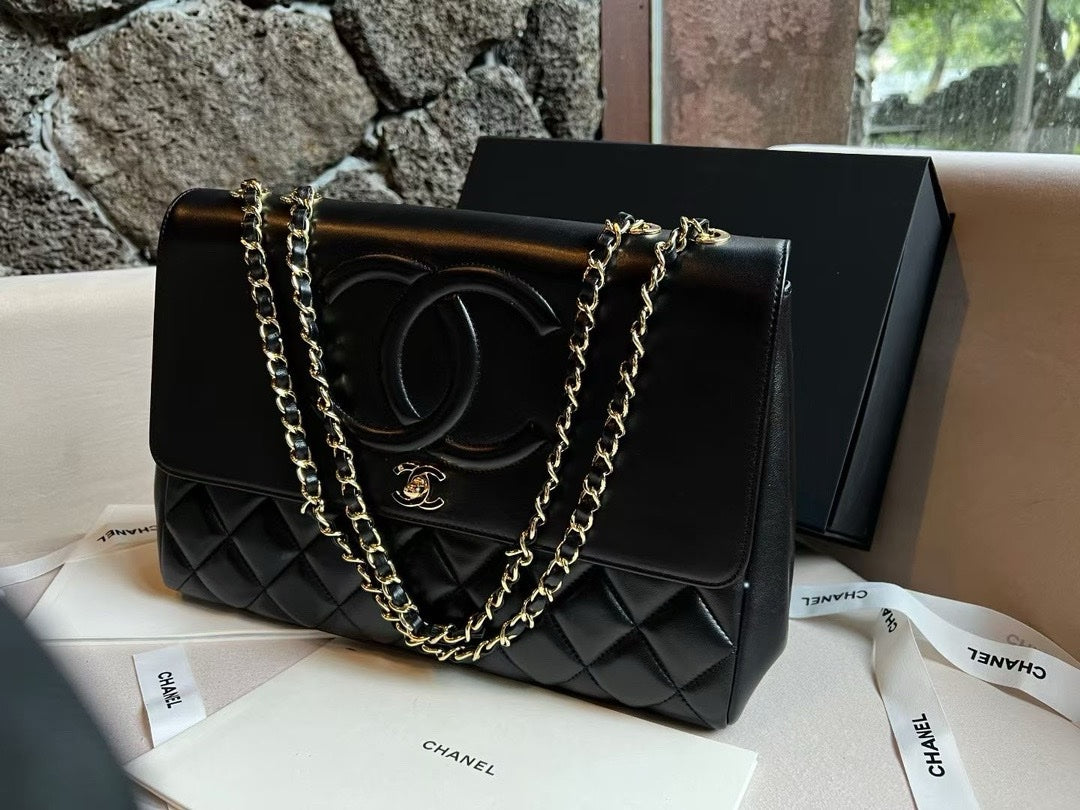Chanel Siyah Kapitone Deri Maxi Vintage CC Kapaklı Omuz Çantası