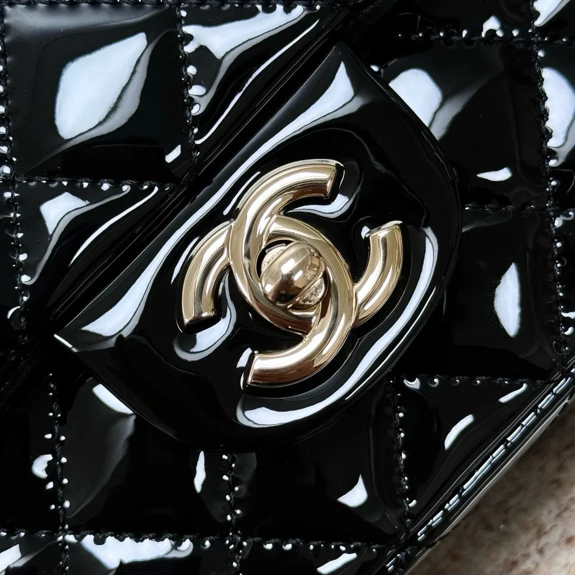 Chanel 24k Mini Saplı Rugan Siyah - Glimmer of Luxury