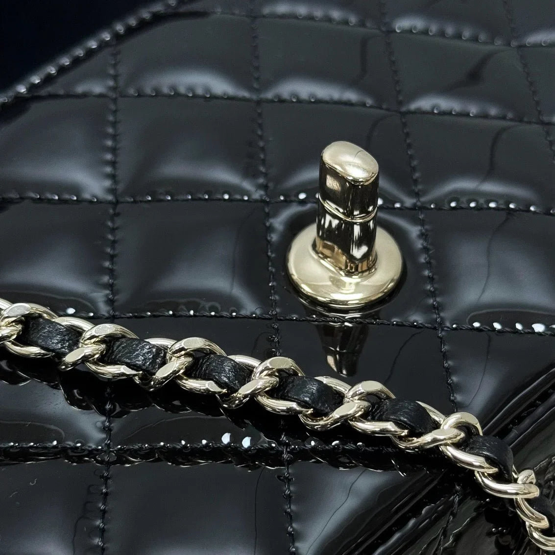 Chanel 24k Mini Saplı Rugan Siyah - Glimmer of Luxury