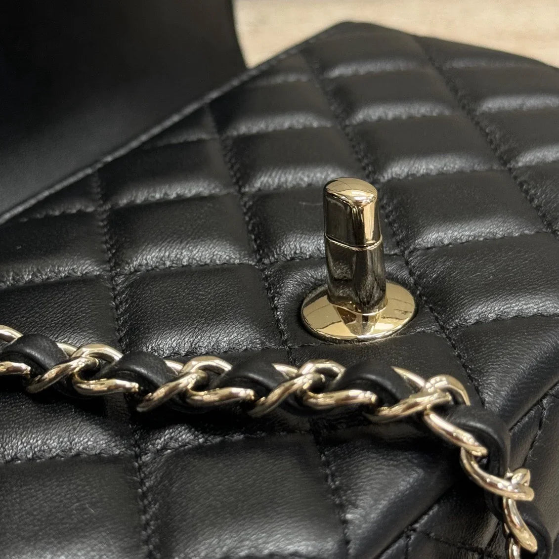 Chanel 24A Klasik Flap Mini Buğday Kulak Sapı Çanta - Glimmer of Luxury
