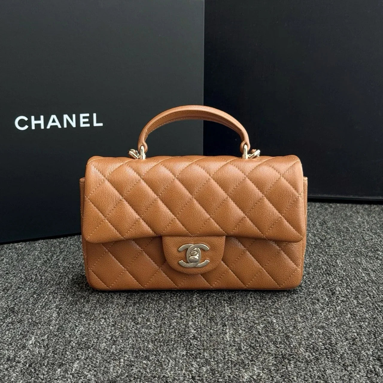 Chanel Mini Kulp İnce Top Desen Karamel Rengi Açık Altın Toka - Glimmer of Luxury