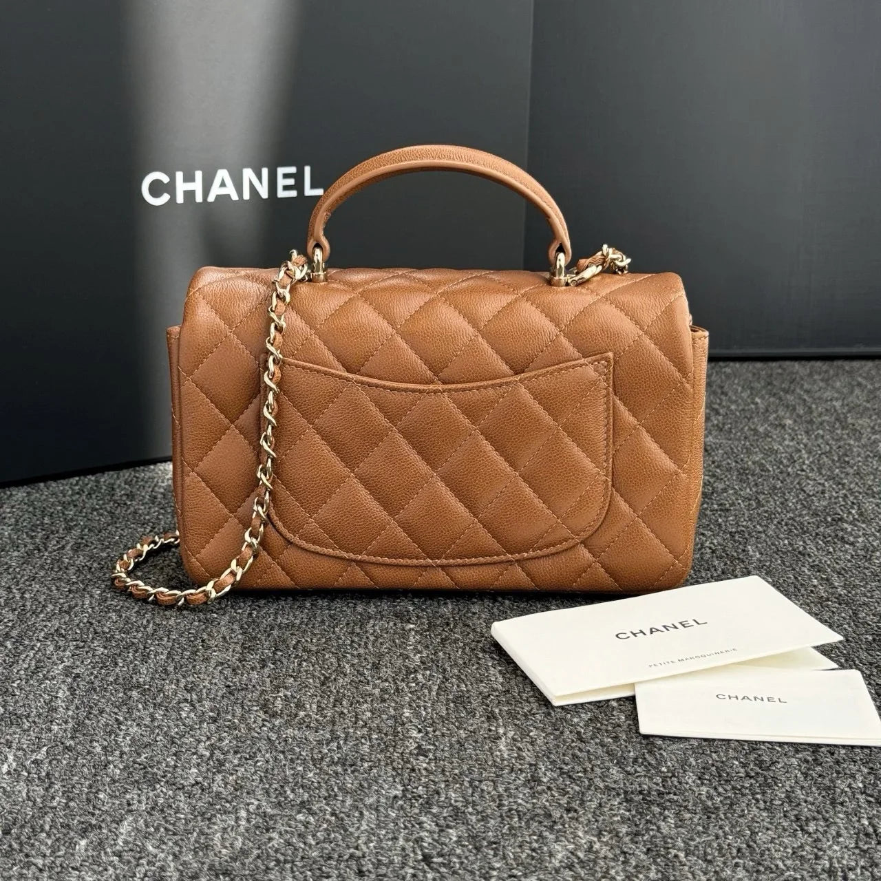 Chanel Mini Kulp İnce Top Desen Karamel Rengi Açık Altın Toka - Glimmer of Luxury